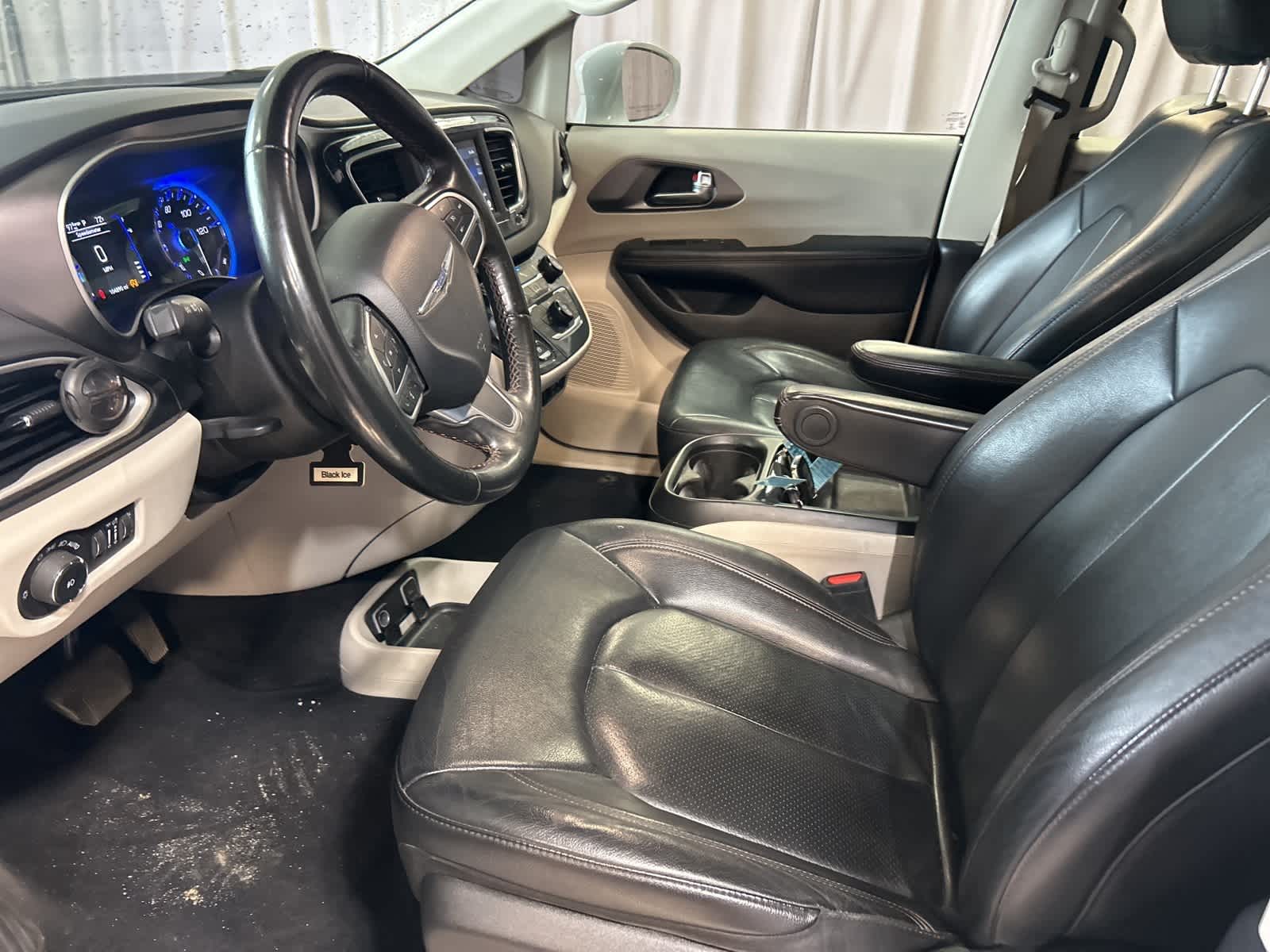 Thumbnail: 2020 Chrysler Pacifica - 23