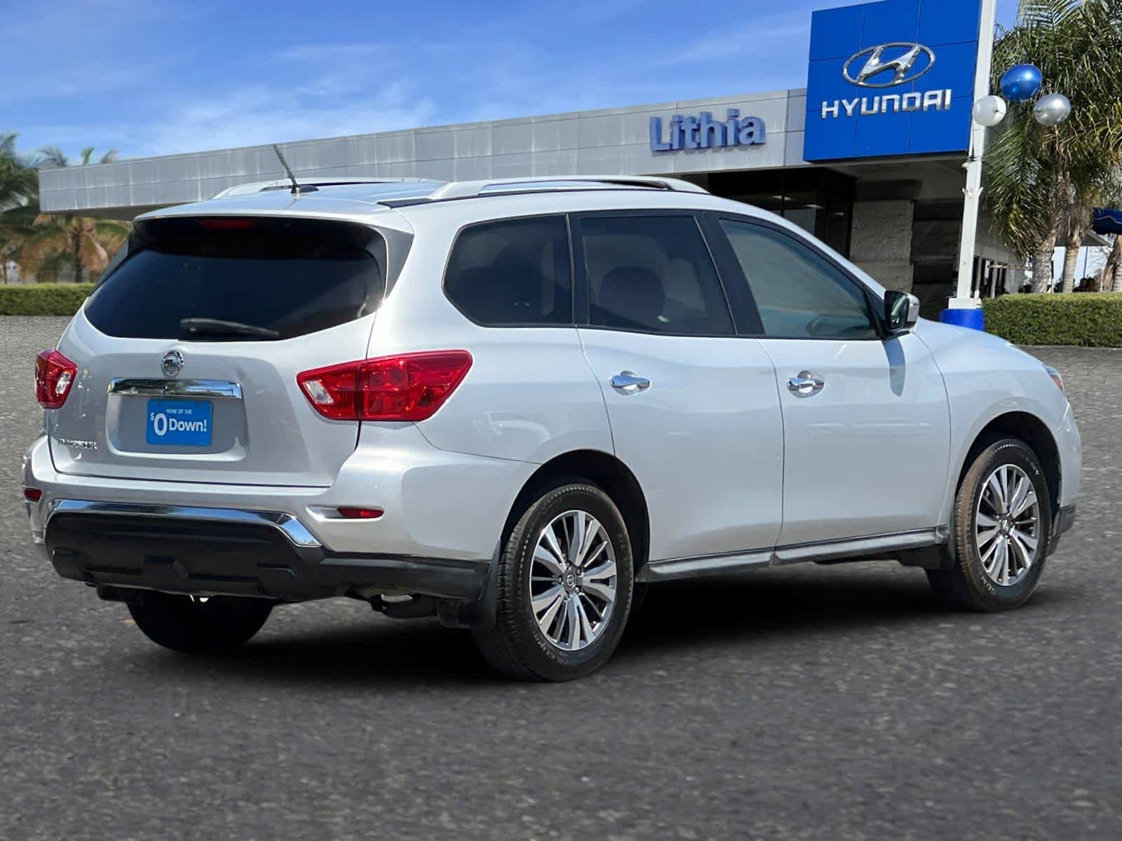 2018 Nissan Pathfinder S photo 2