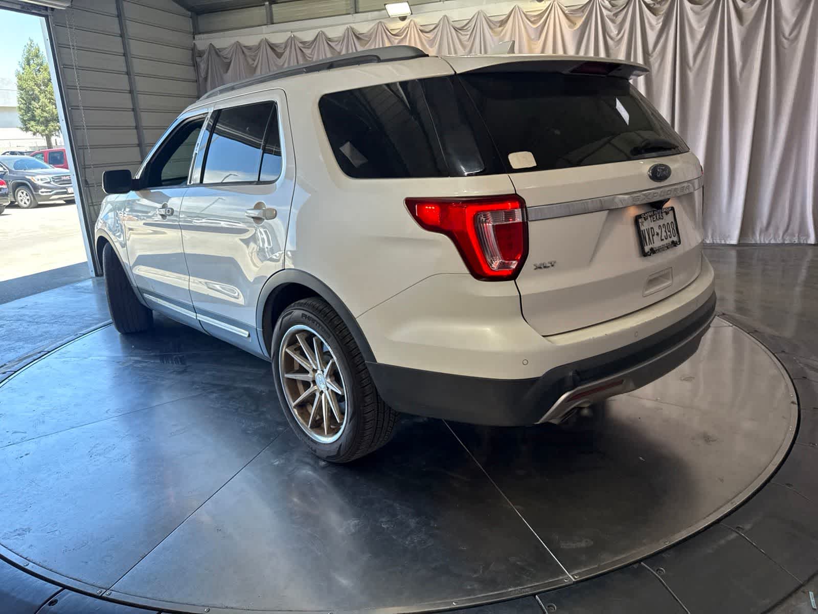 Thumbnail: 2017 Ford Explorer - 6