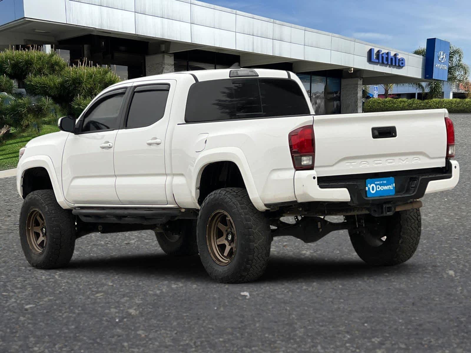 Thumbnail: 2018 Toyota Tacoma - 6