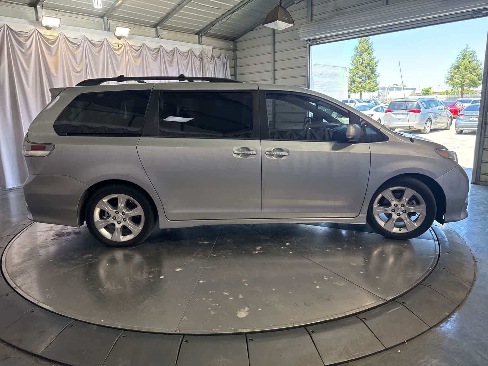 Thumbnail: 2014 Toyota Sienna - 4