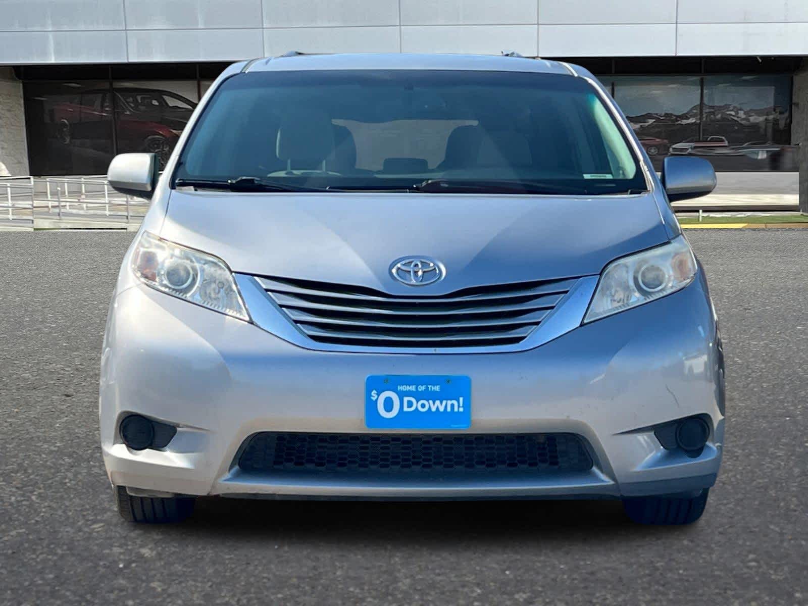 Thumbnail: 2017 Toyota Sienna - 10