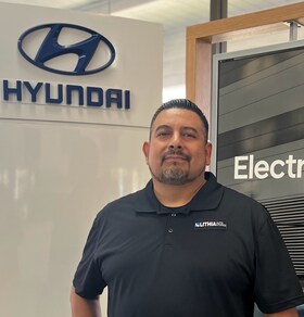 Staff member Luis M. from ID_4f5d031a4b92