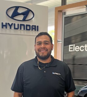 Staff member Roberto G from ID_4f5d031a4b92