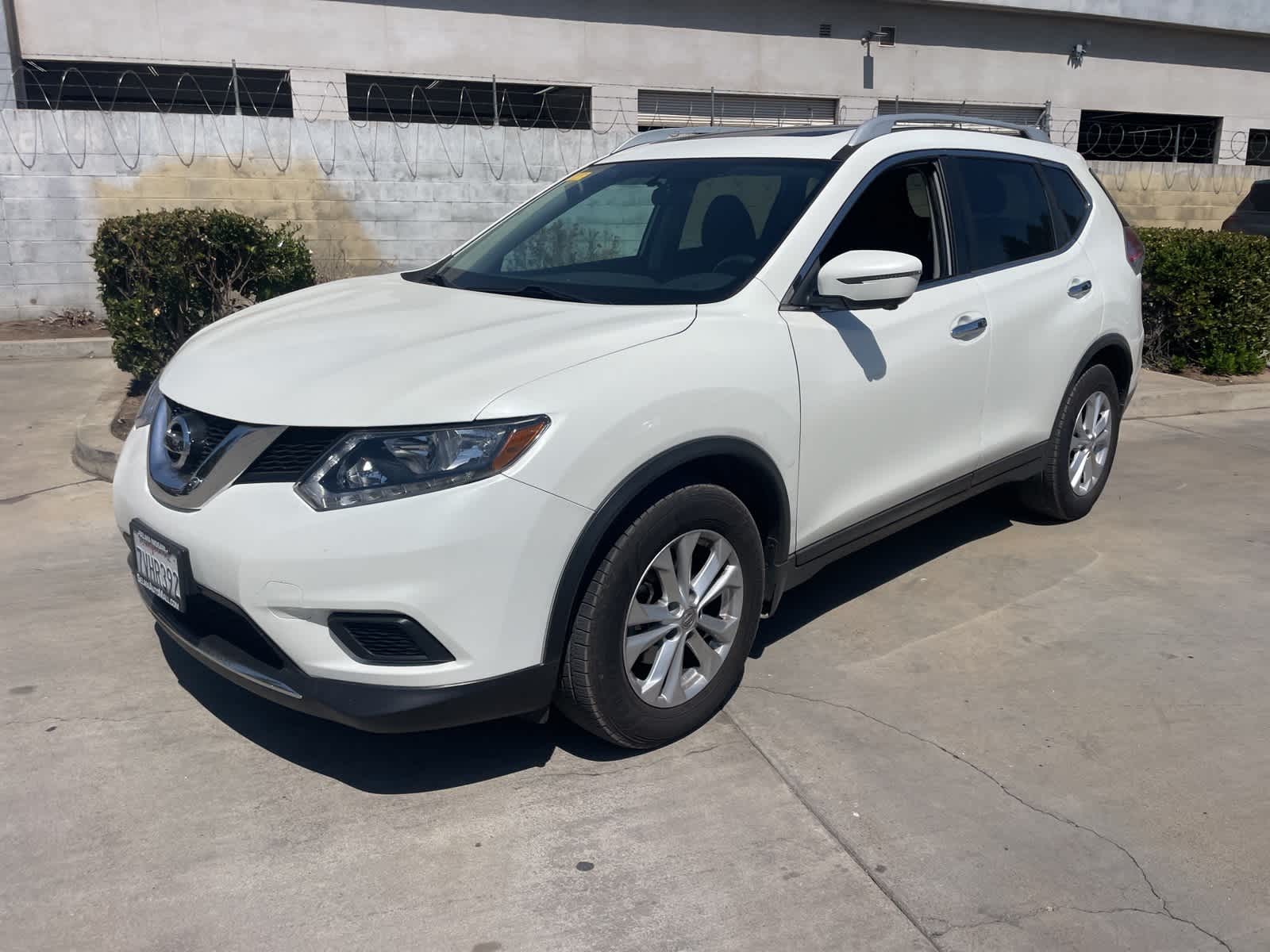 Used 2016 Nissan Rogue SV with VIN 5N1AT2MT1GC882120 for sale in Fresno, CA