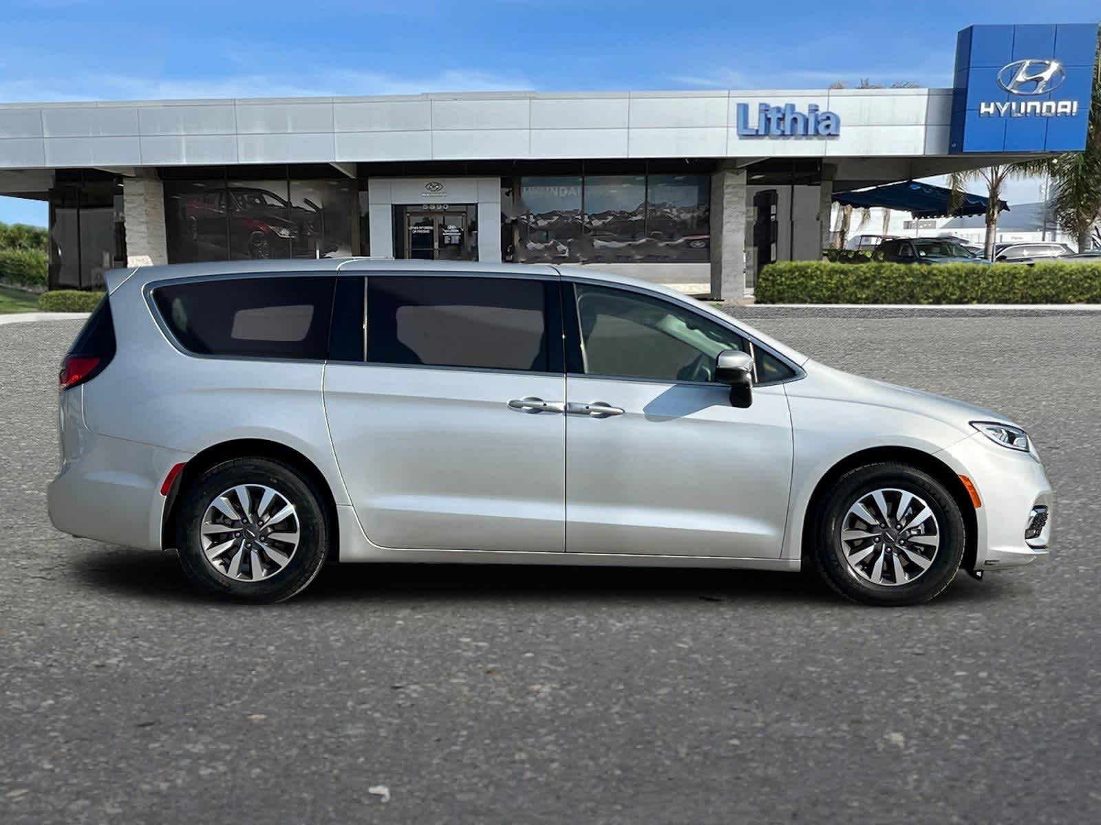 Thumbnail: 2023 Chrysler Pacifica - 9