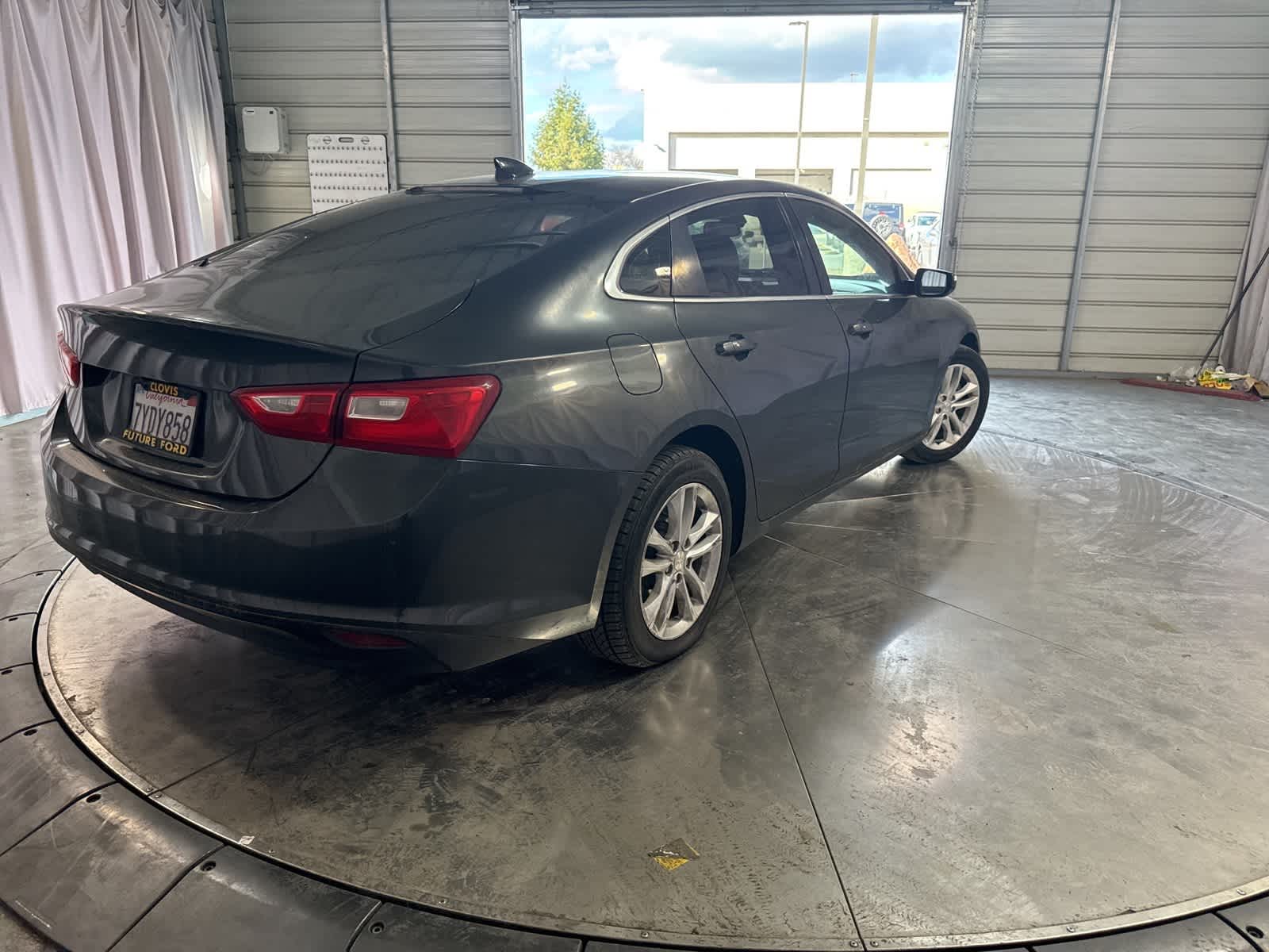 Thumbnail: 2017 Chevrolet Malibu - 4