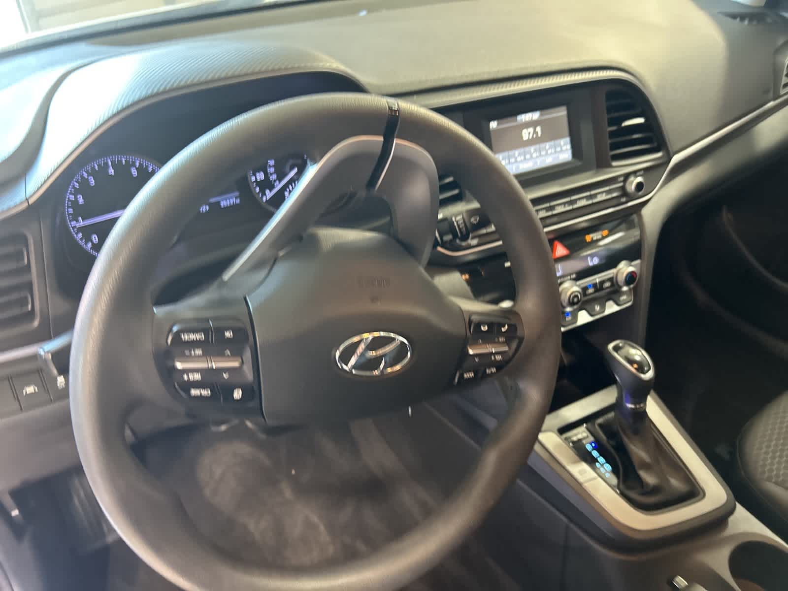 2020 Hyundai Elantra SE 24