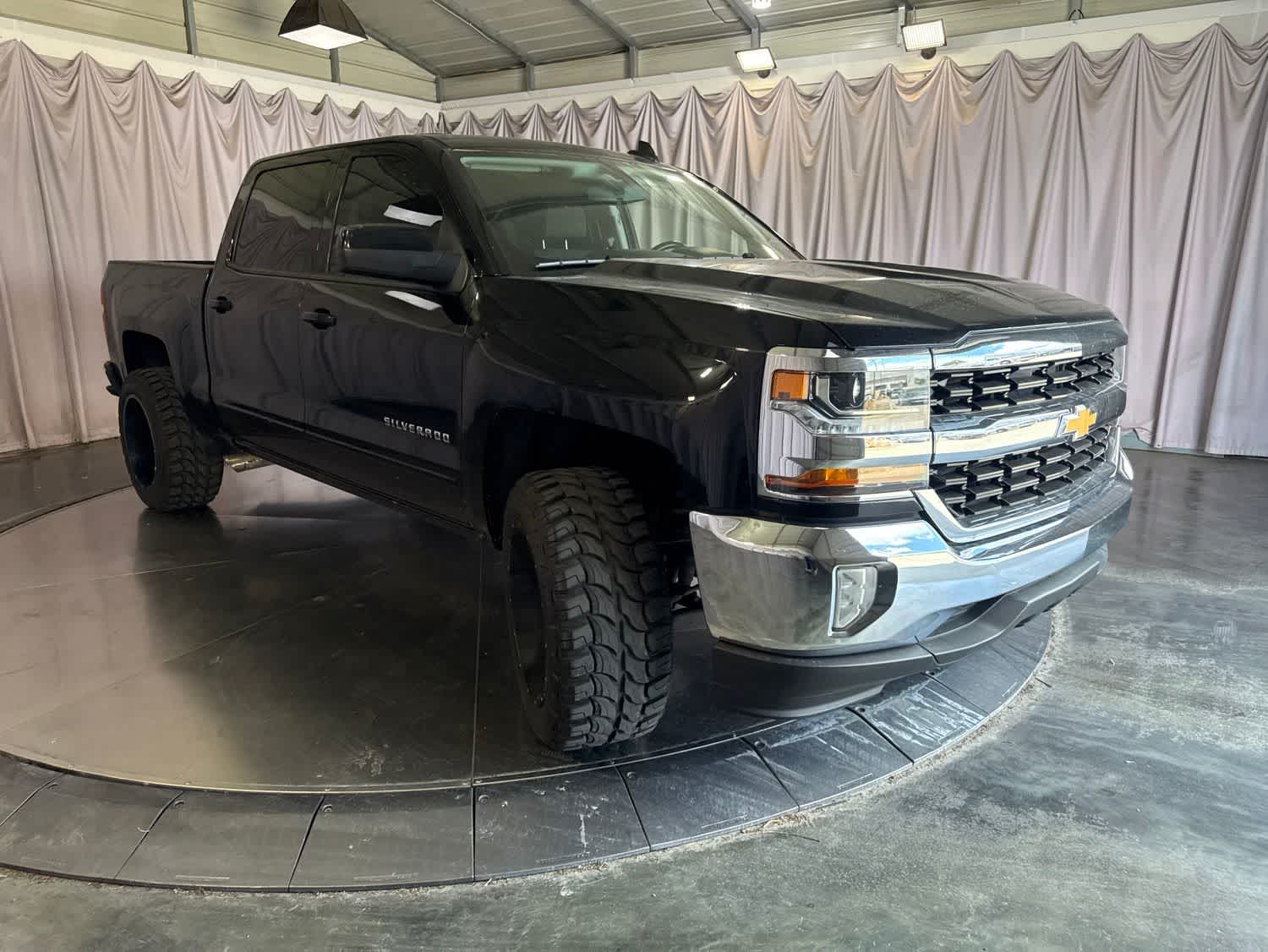 2017 Chevrolet Silverado 1500 LT w/1LT photo 2