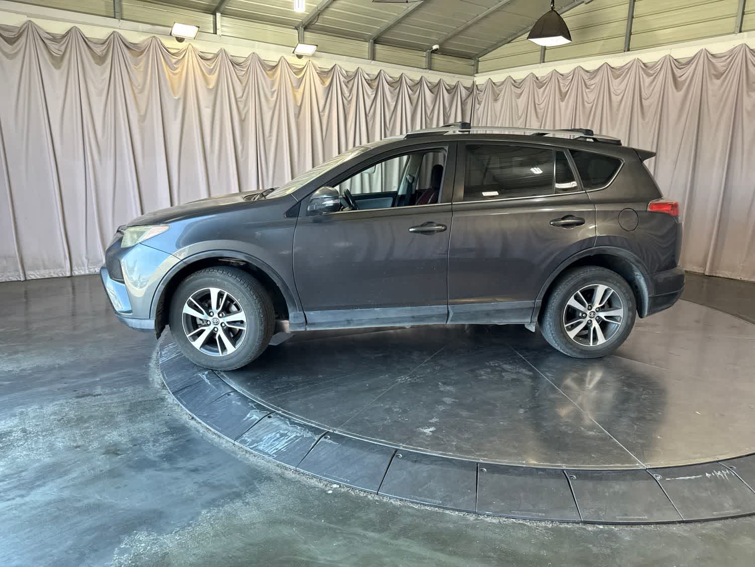 2016 Toyota RAV4 XLE photo 3