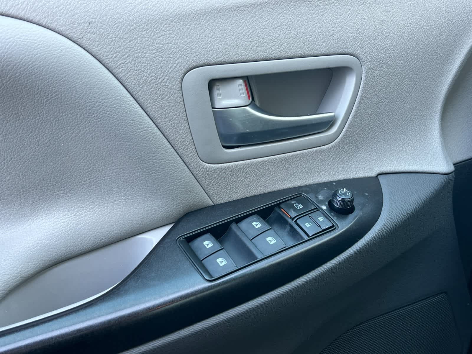 Thumbnail: 2017 Toyota Sienna - 12