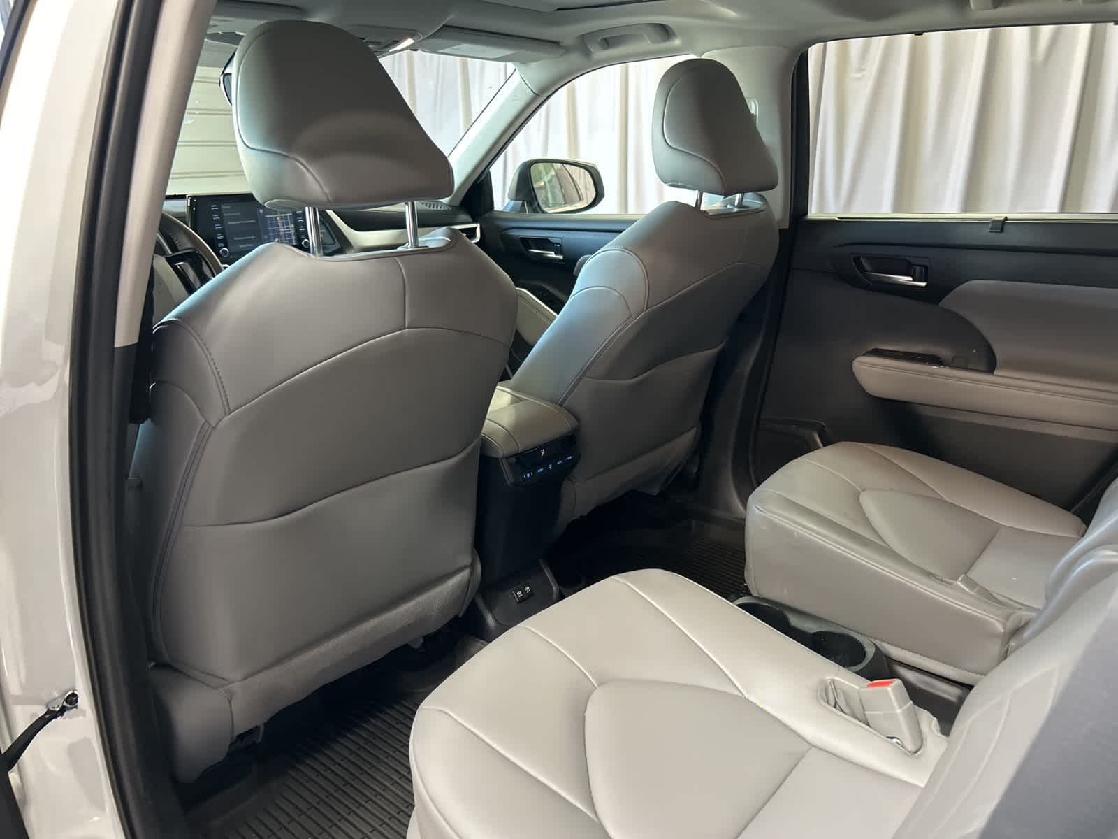 Thumbnail: 2021 Toyota Highlander - 21
