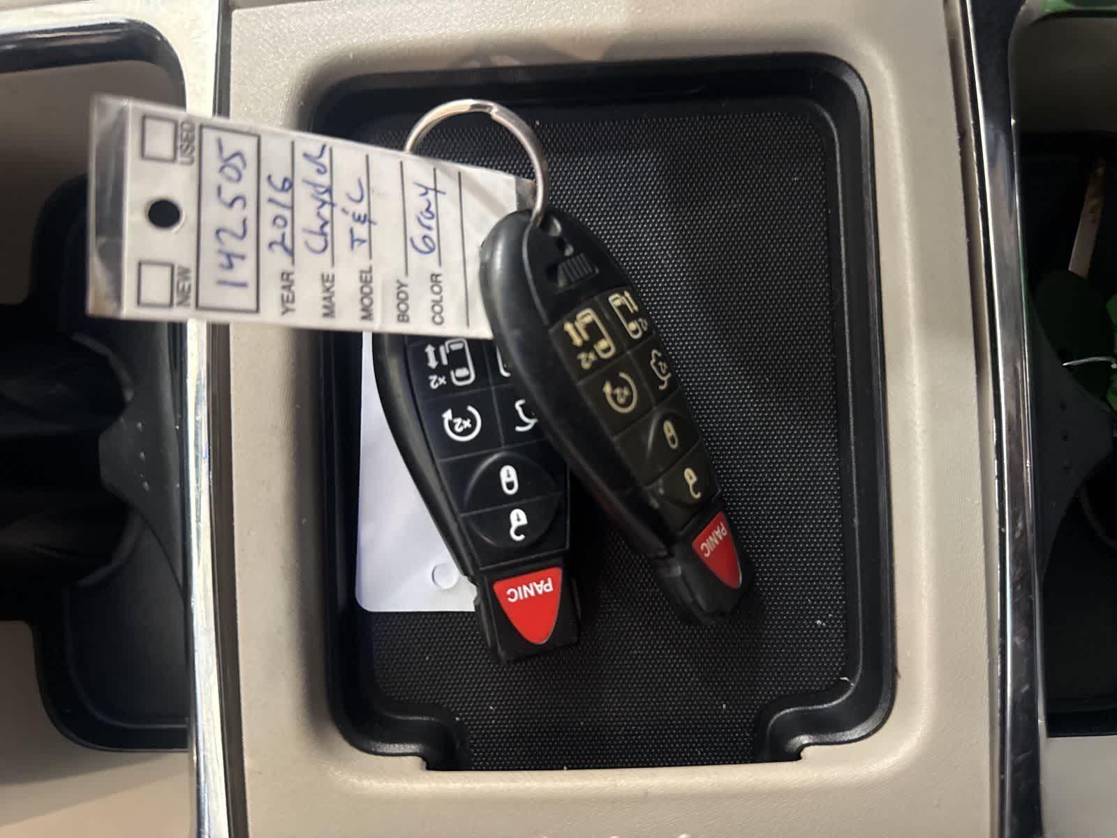 Thumbnail: 2016 Chrysler Town & Country - 19