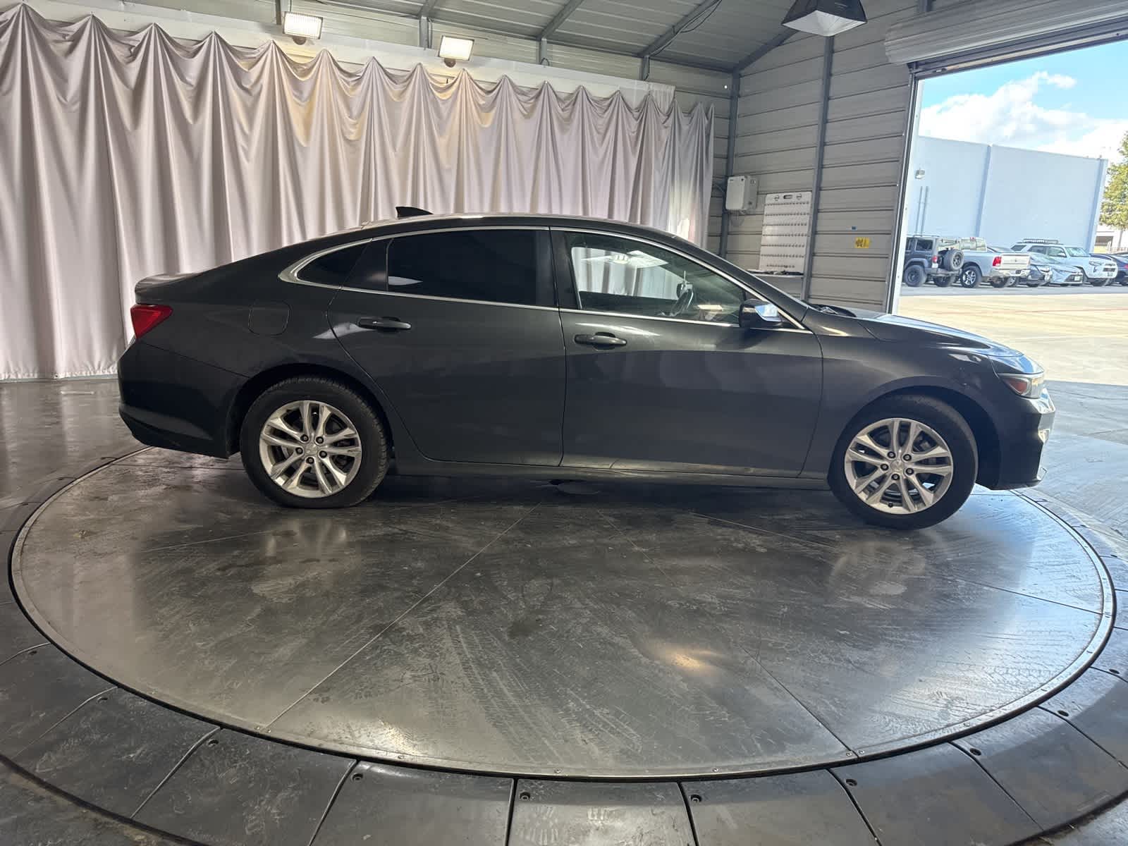 Thumbnail: 2017 Chevrolet Malibu - 3