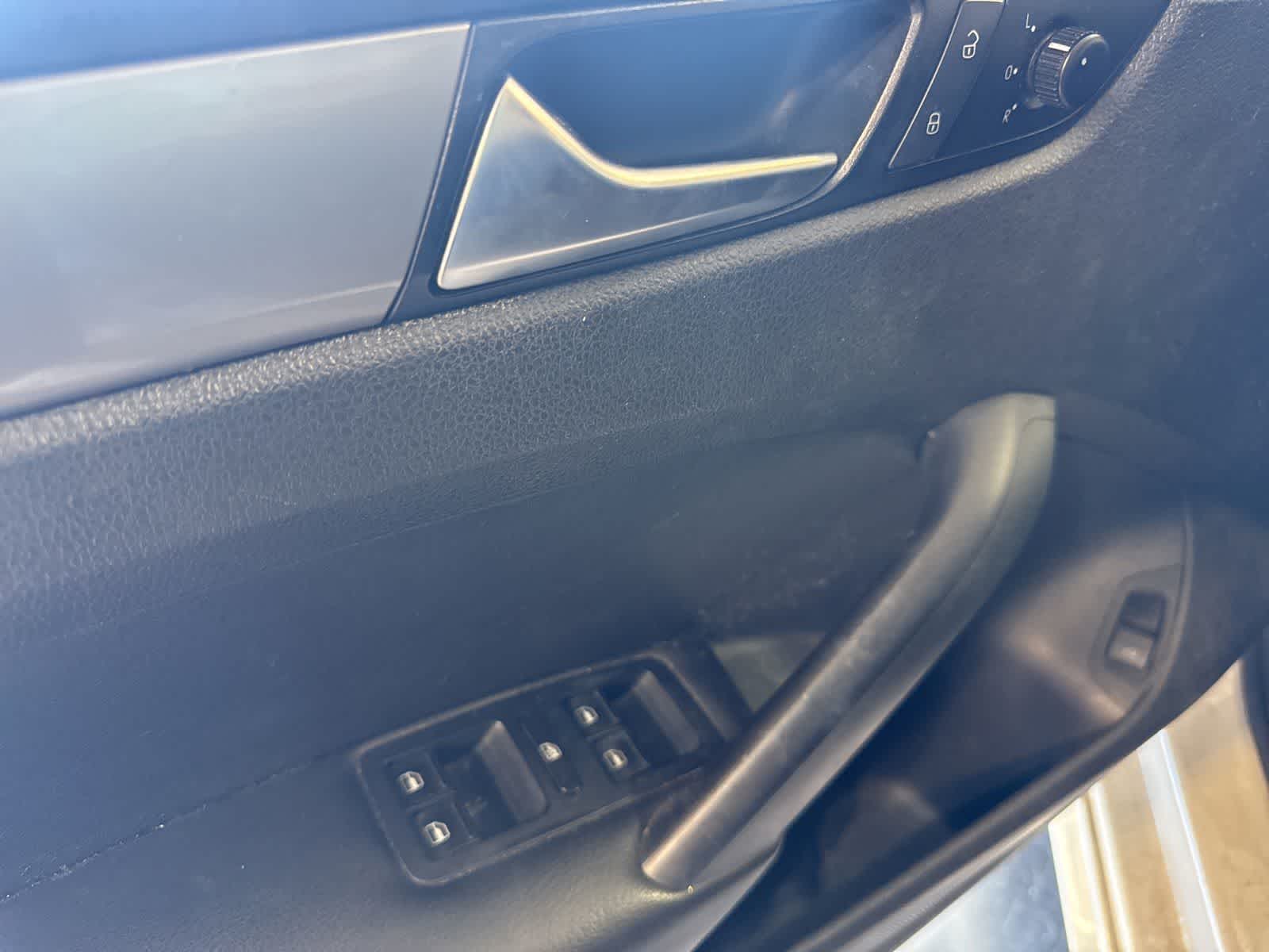 Thumbnail: 2012 Volkswagen Passat - 18