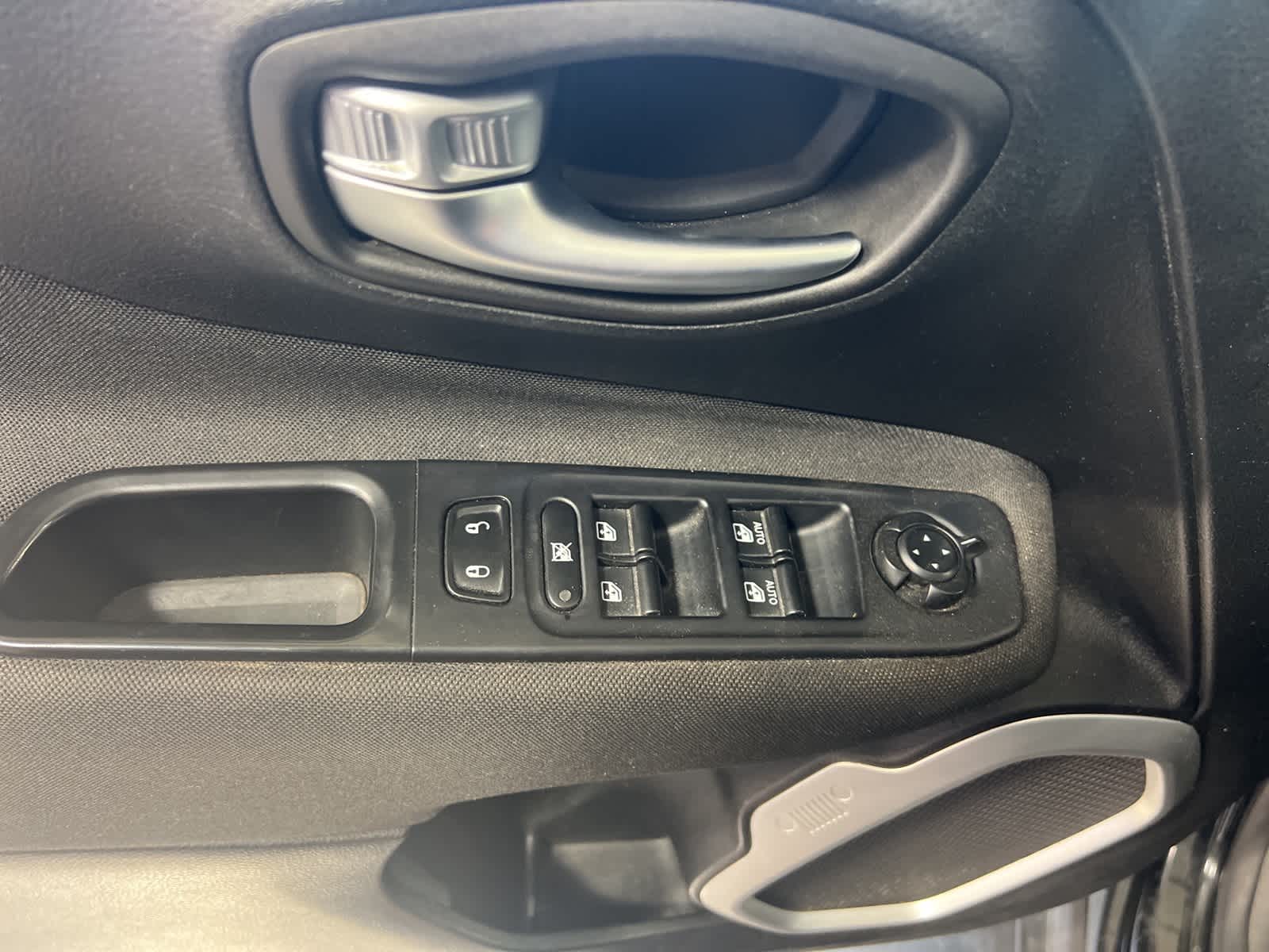 Thumbnail: 2018 Jeep Renegade - 28
