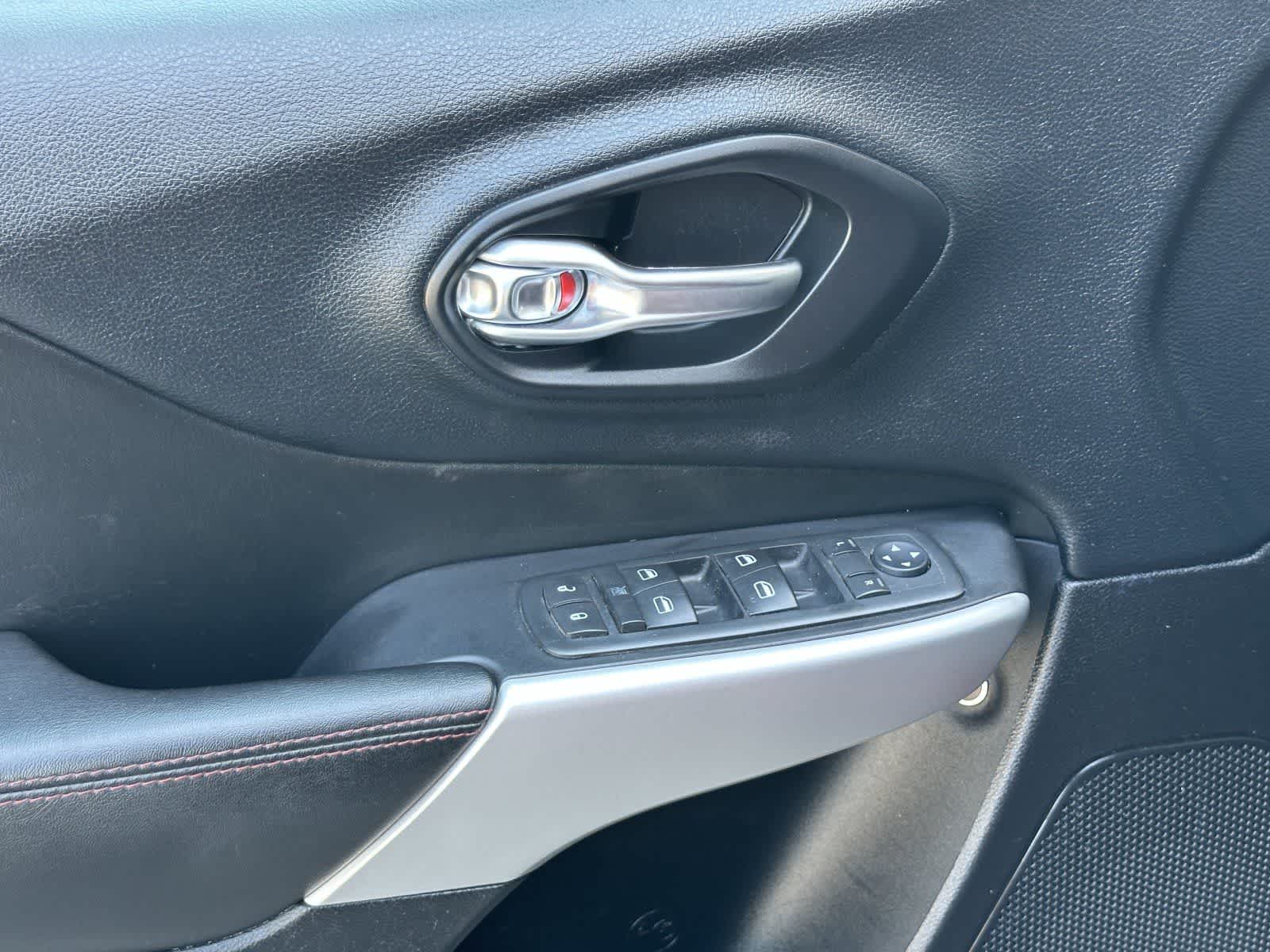 Thumbnail: 2017 Jeep Cherokee - 13