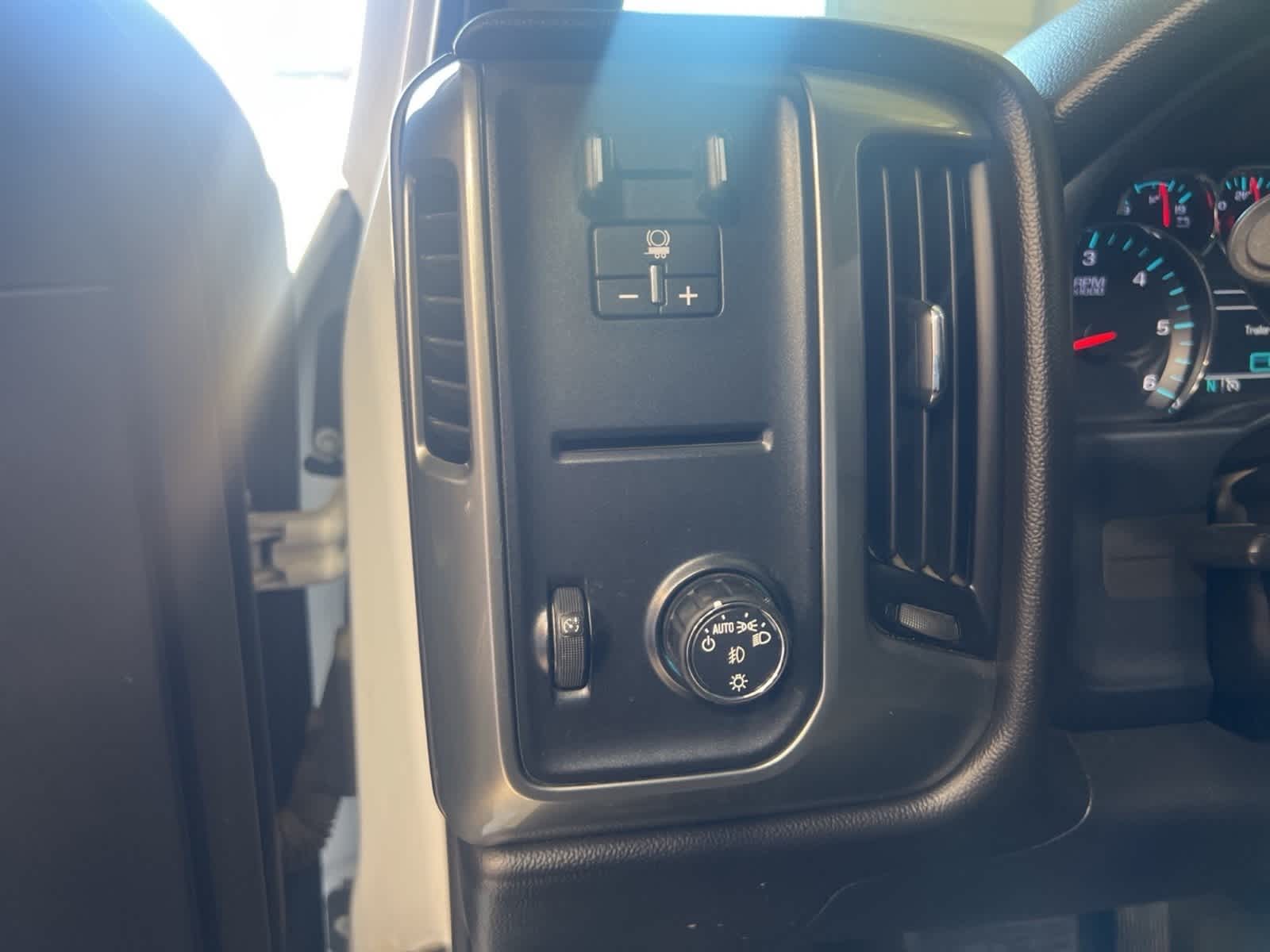 Thumbnail: 2018 Chevrolet Silverado 1500 - 21