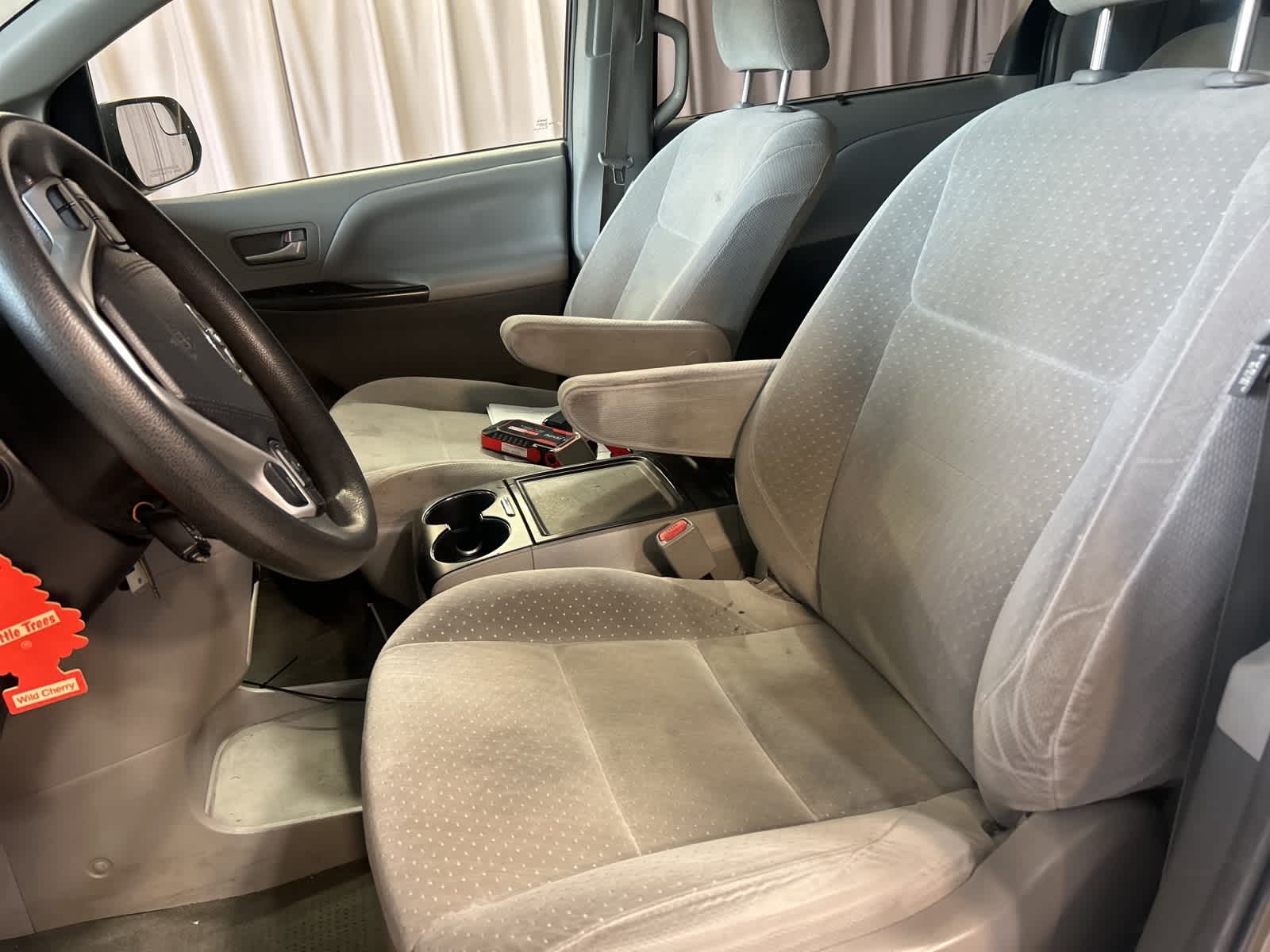 Thumbnail: 2017 Toyota Sienna - 24
