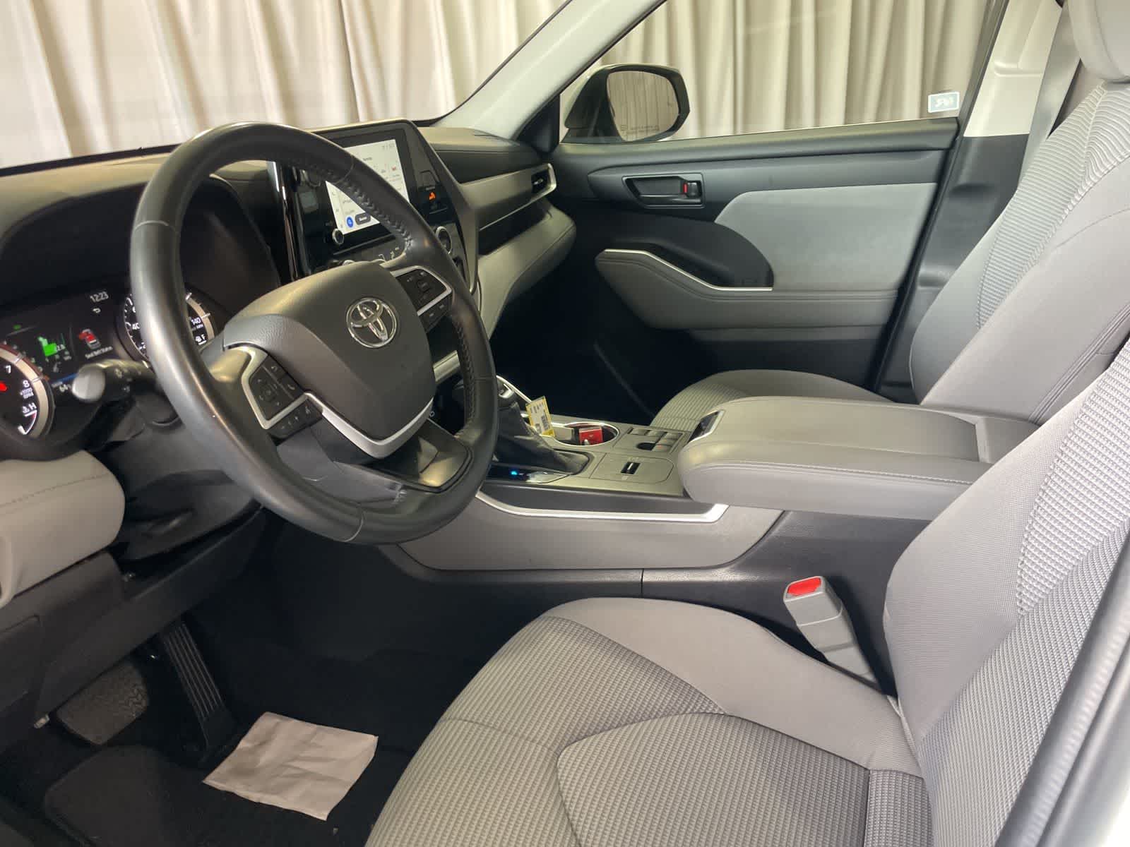 Thumbnail: 2023 Toyota Highlander - 21