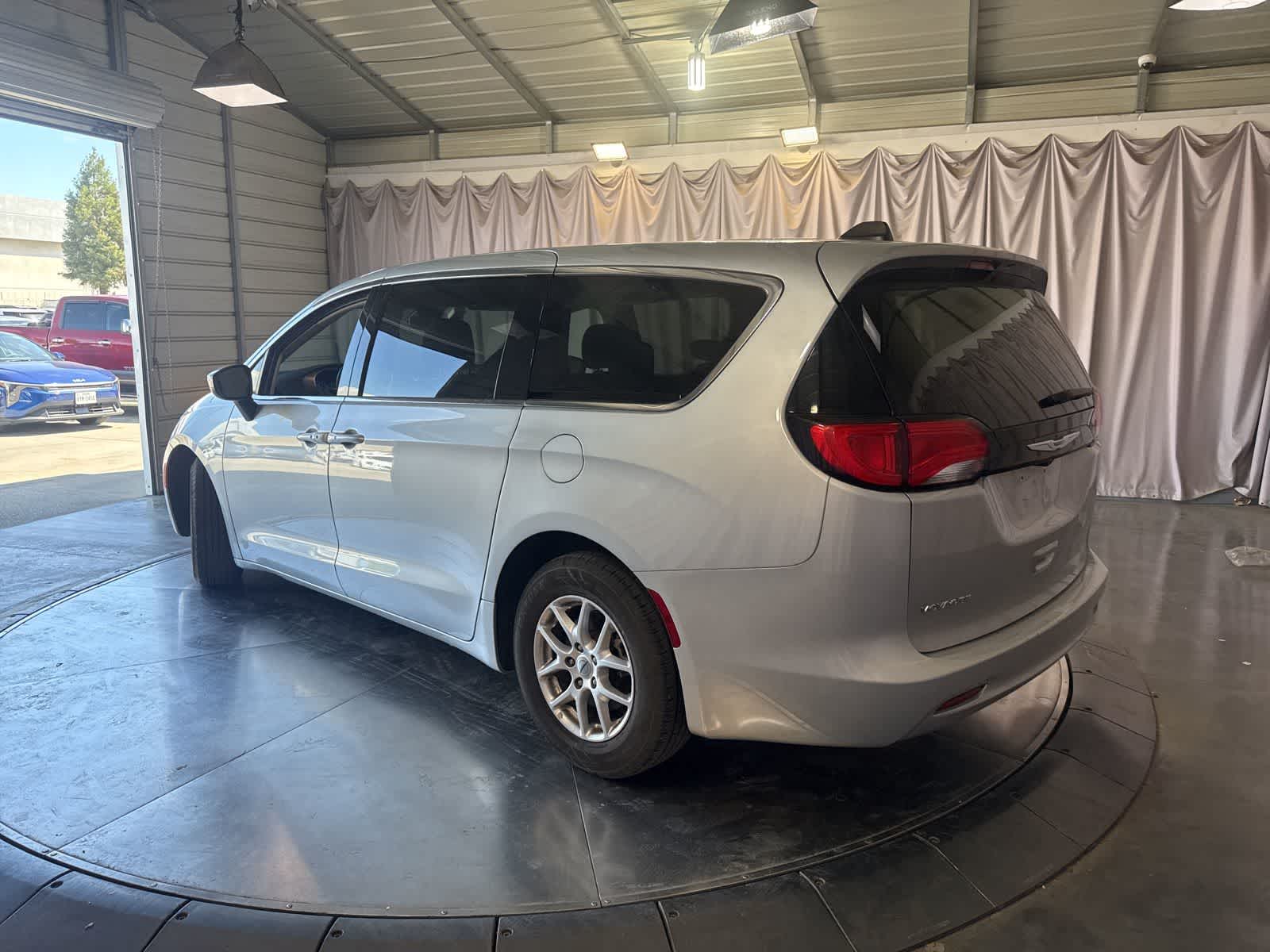 Thumbnail: 2023 Chrysler Voyager - 7