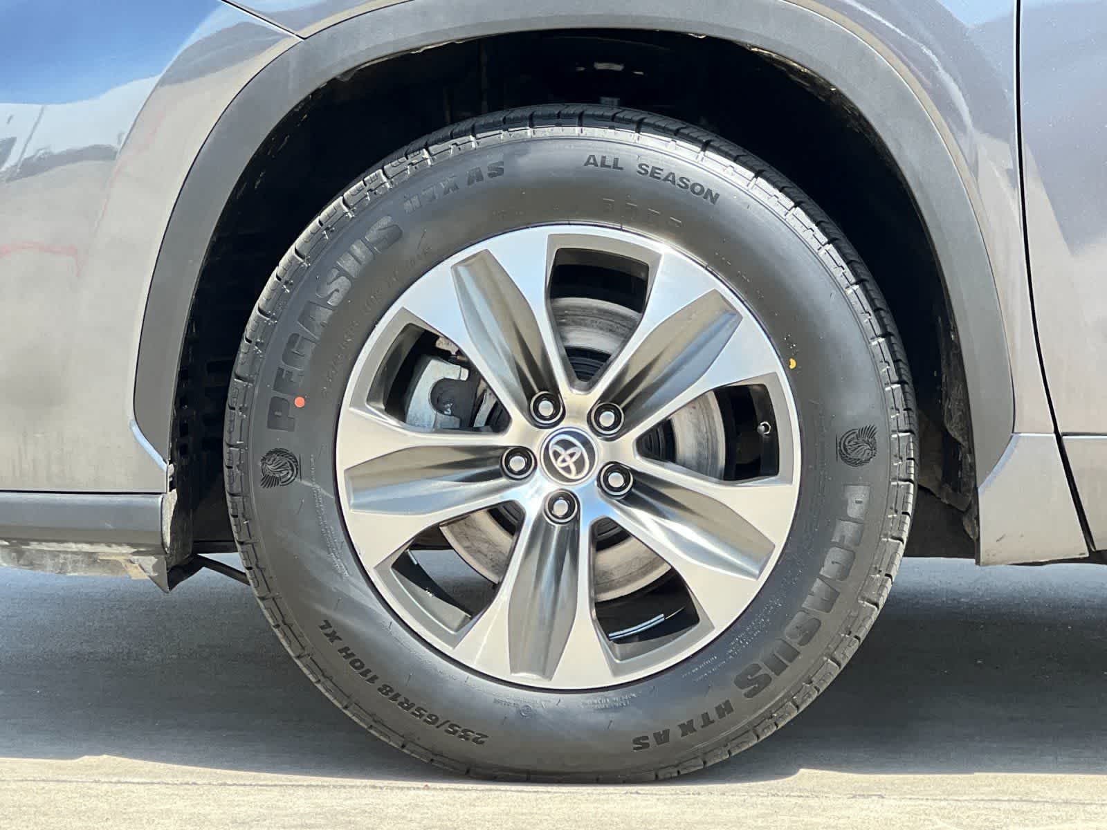 Thumbnail: 2022 Toyota Highlander - 26
