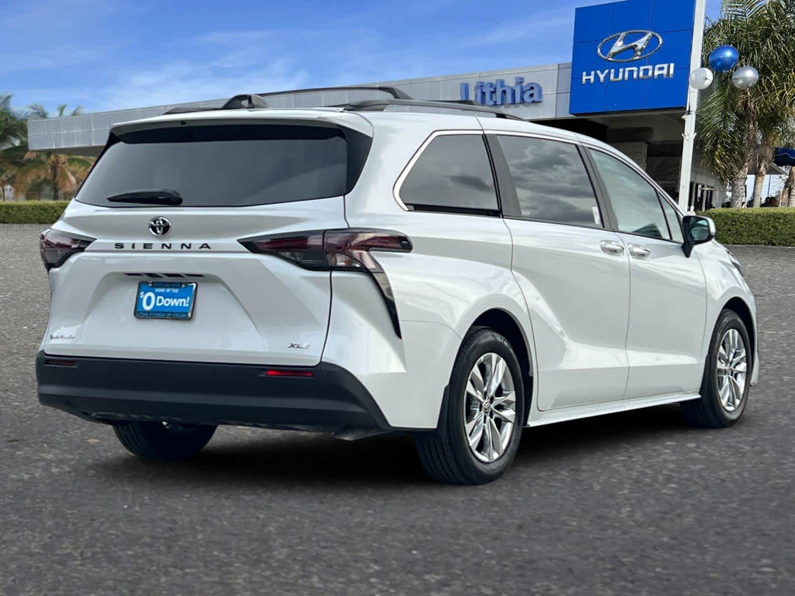 Thumbnail: 2026 Toyota Sienna - 3