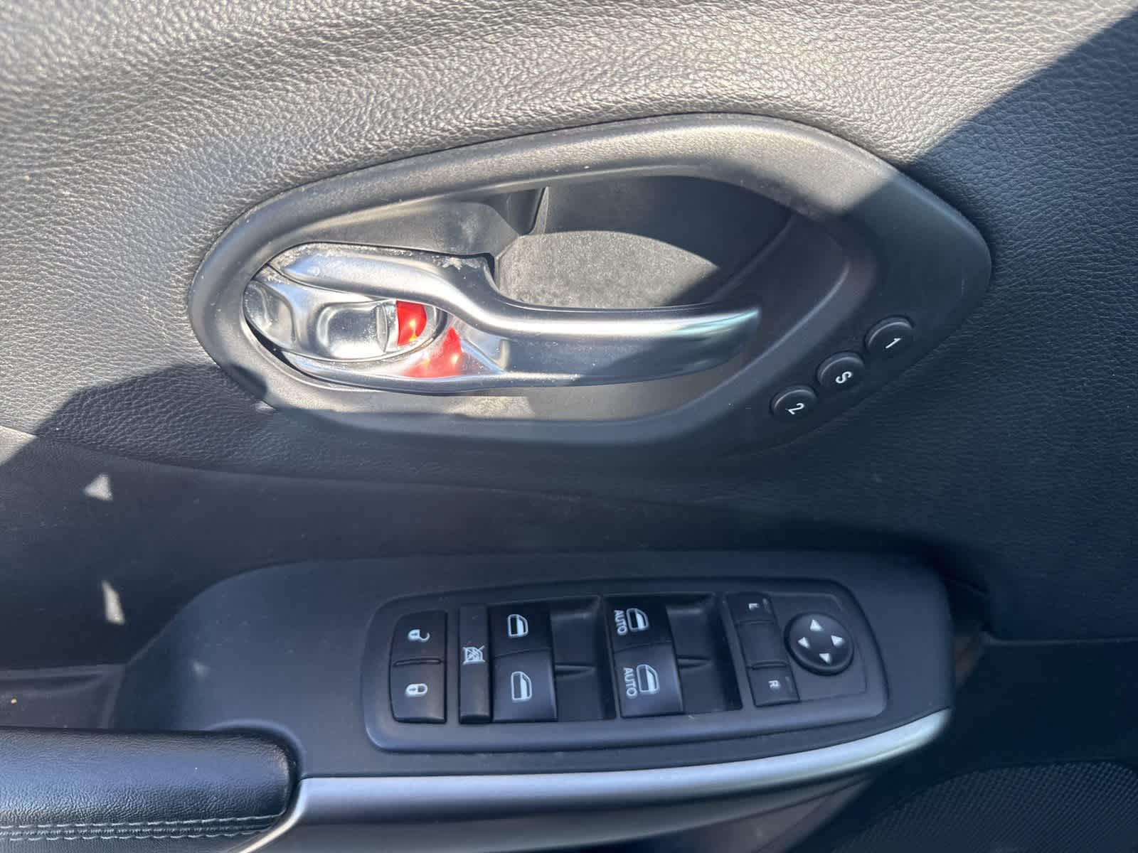 Thumbnail: 2019 Jeep Cherokee - 16