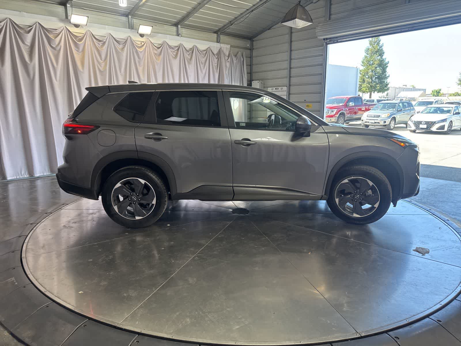 2025 Nissan Rogue SV photo 4