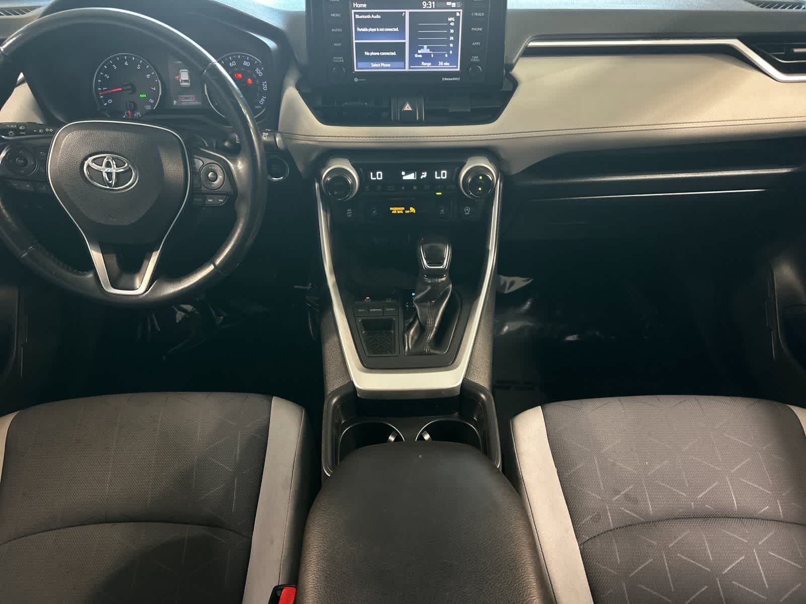 2020 Toyota RAV4 XLE photo 4