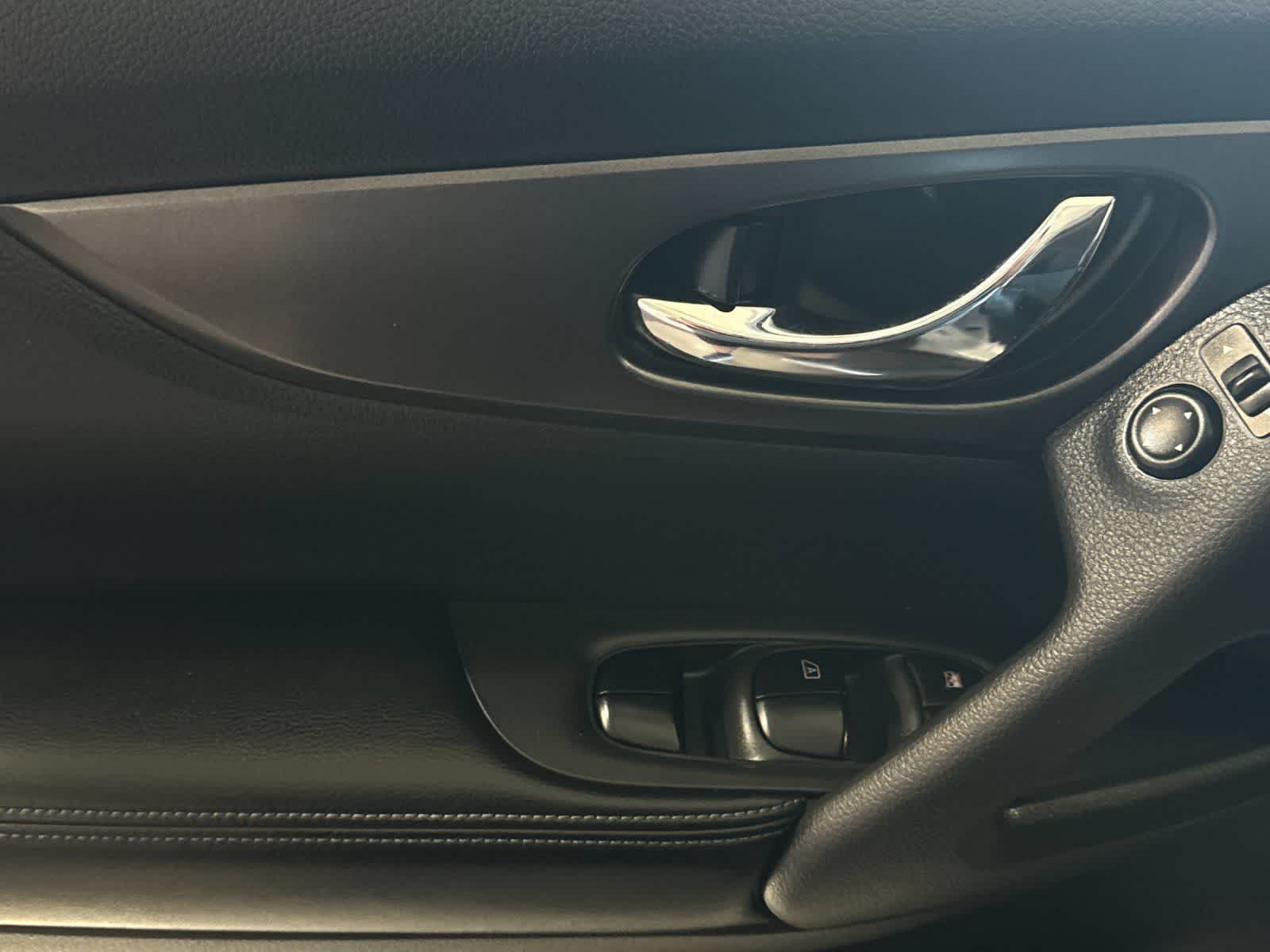 Thumbnail: 2015 Nissan Rogue - 12