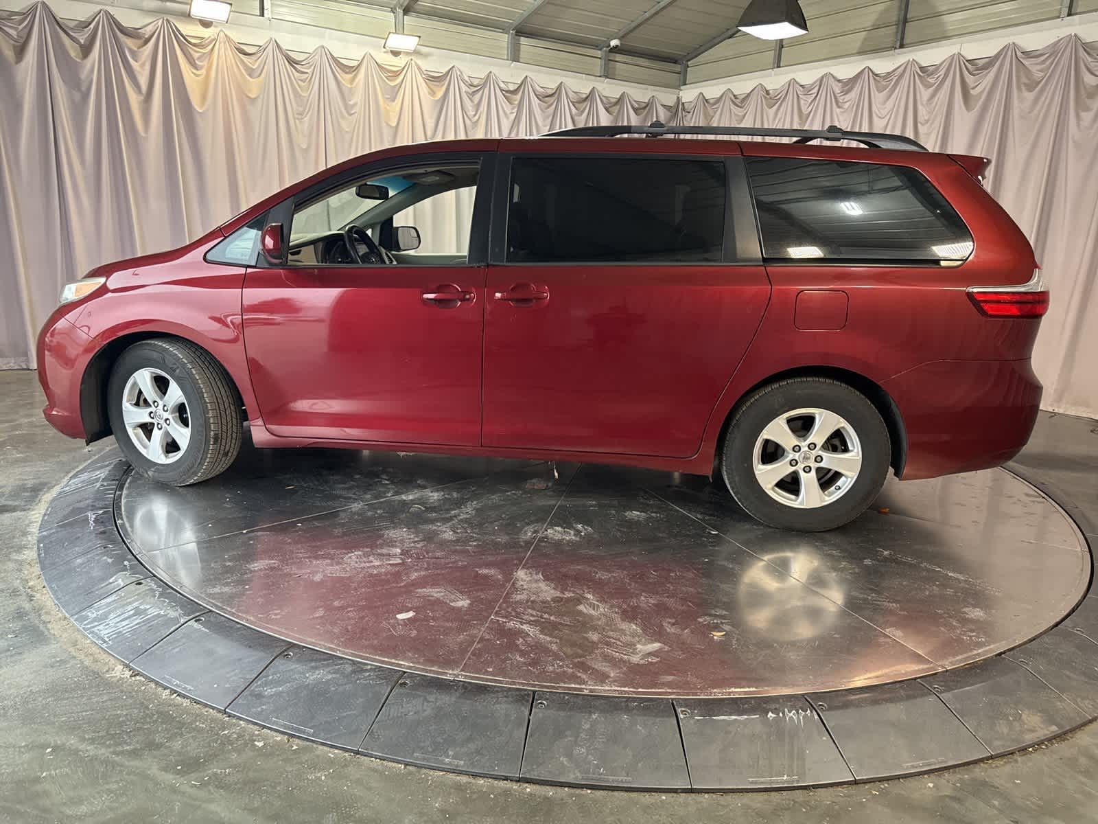 Thumbnail: 2017 Toyota Sienna - 8