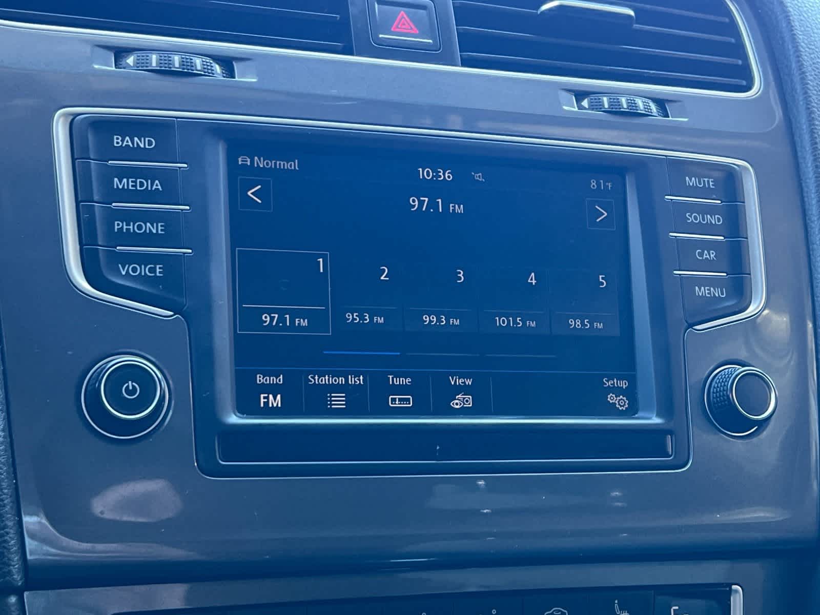 Thumbnail: 2016 Volkswagen e-Golf - 18