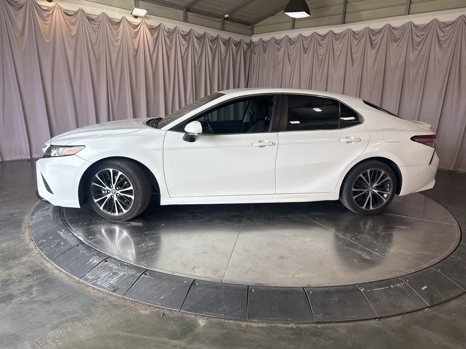 2018 Toyota Camry SE photo 3