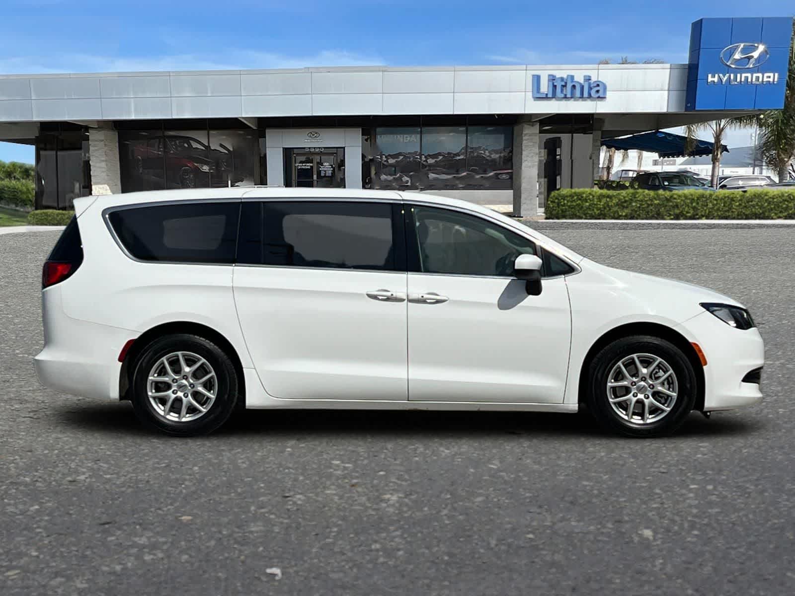 Thumbnail: 2023 Chrysler Voyager - 9