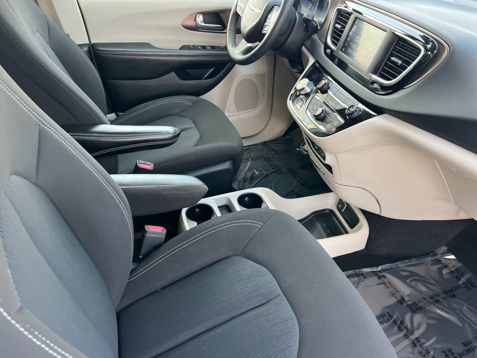 Thumbnail: 2023 Chrysler Voyager - 18