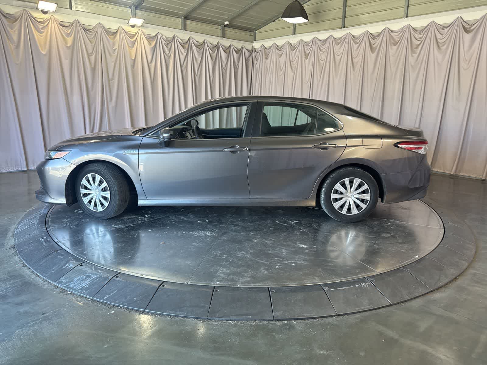 2018 Toyota Camry Hybrid LE photo 6