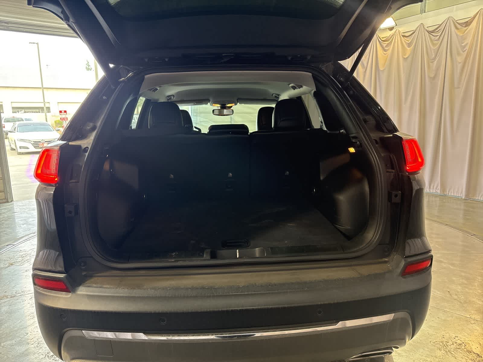 Thumbnail: 2019 Jeep Cherokee - 17