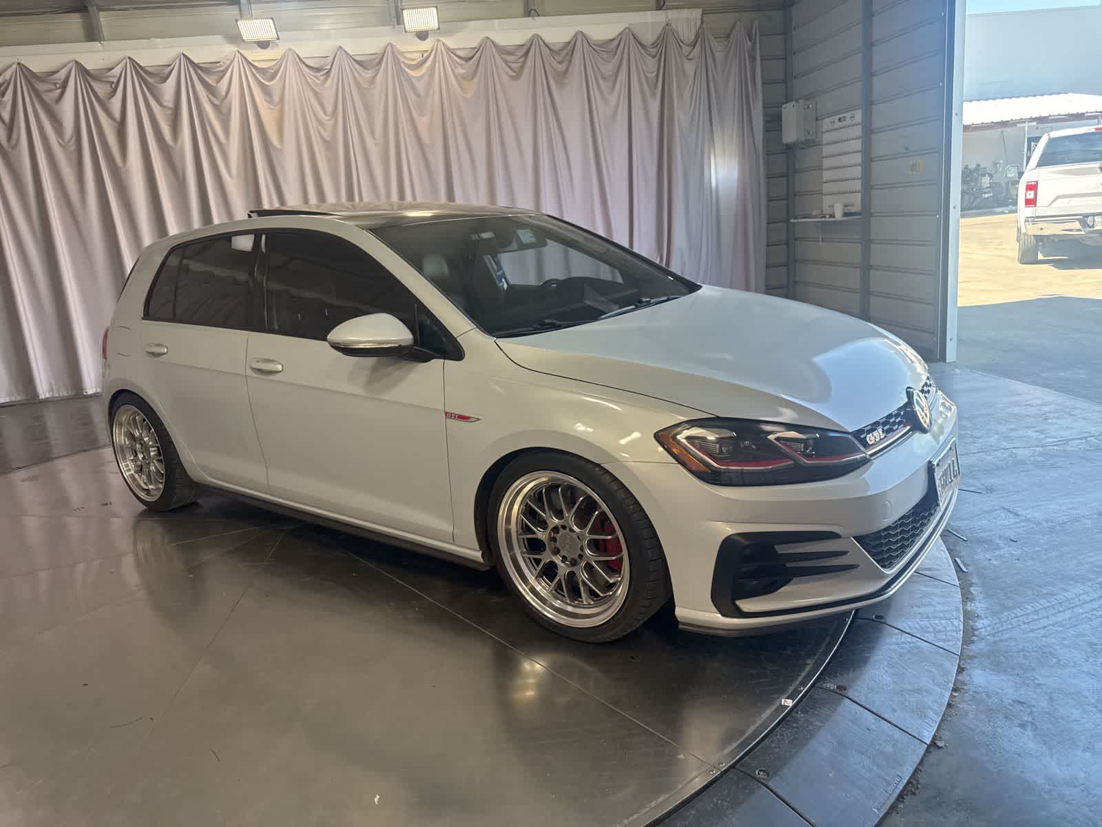 2019 Volkswagen Golf GTI 2.0T SE photo 2
