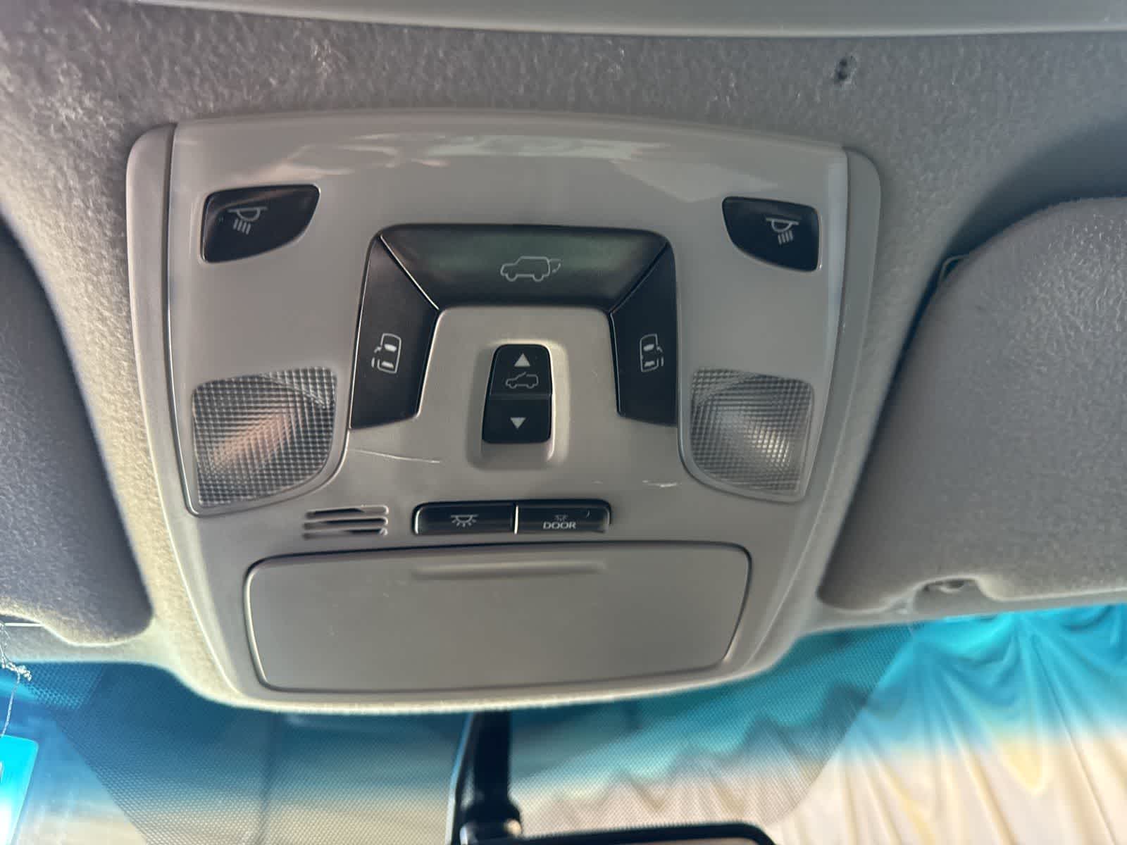 Thumbnail: 2014 Toyota Sienna - 28