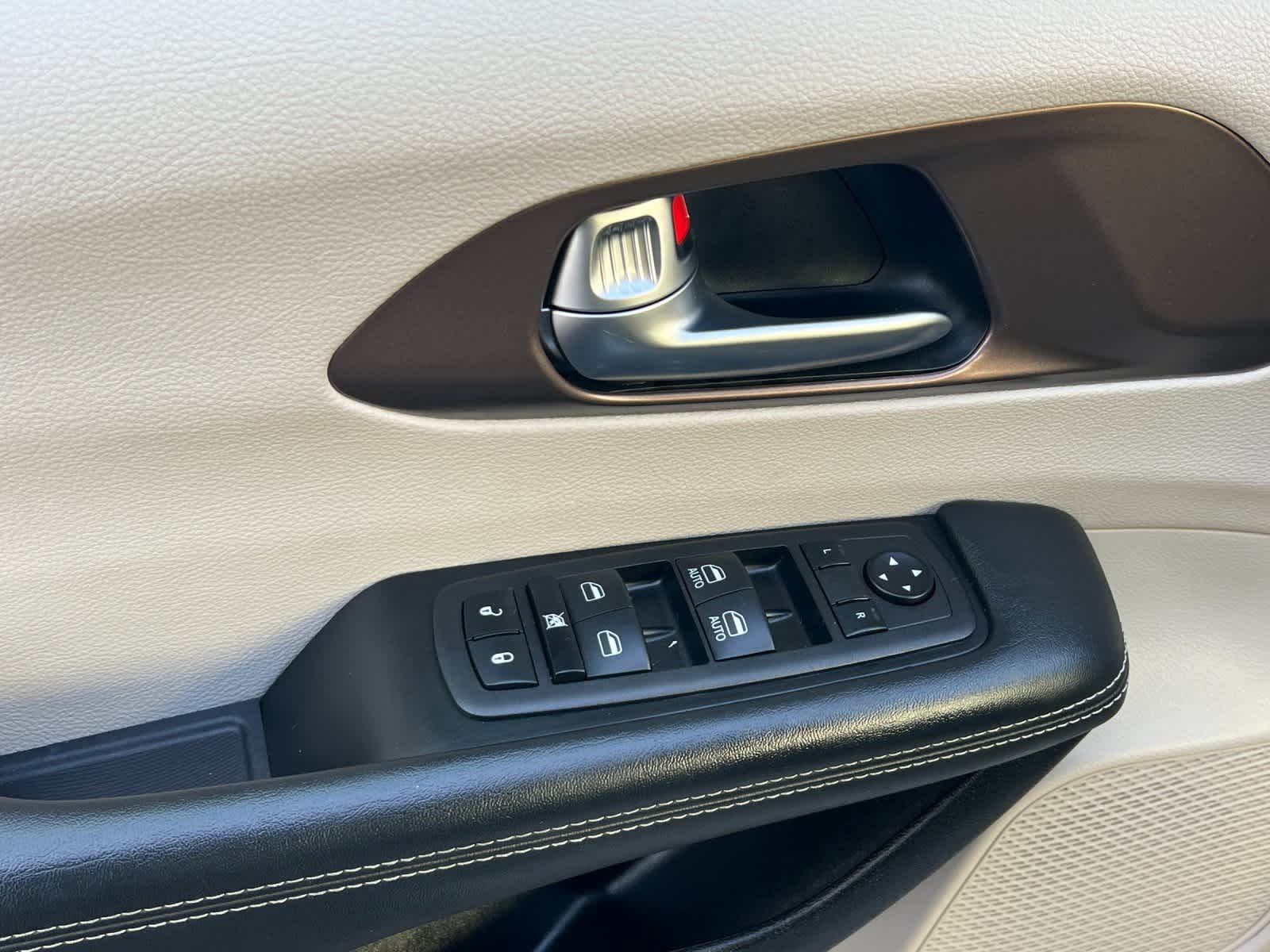 Thumbnail: 2023 Chrysler Voyager - 12