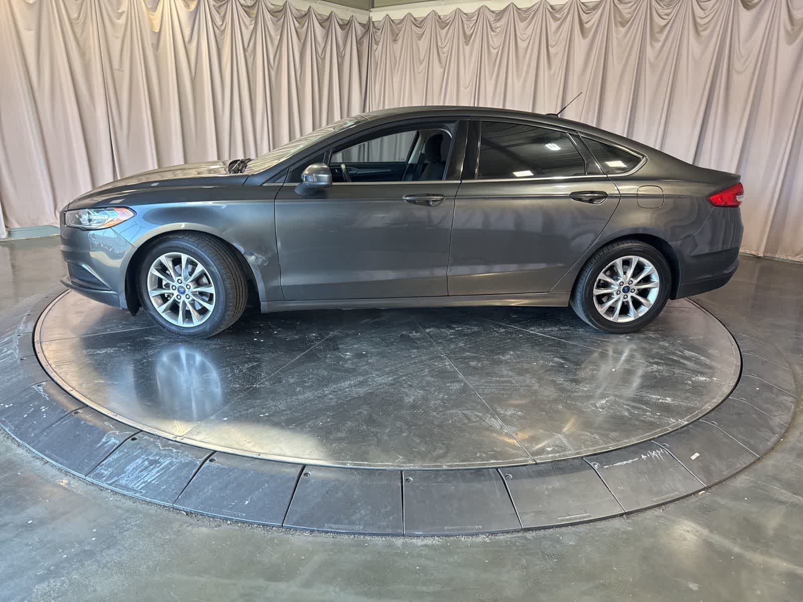 2017 Ford Fusion SE photo 5