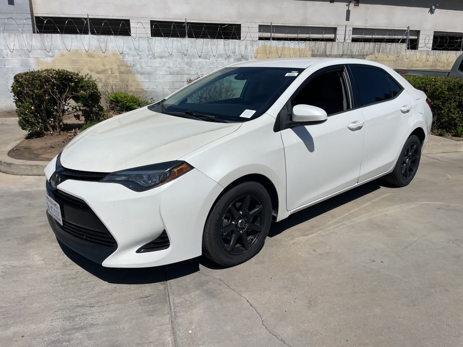 Used 2018 Toyota Corolla LE with VIN 5YFBURHE4JP772817 for sale in Fresno, CA