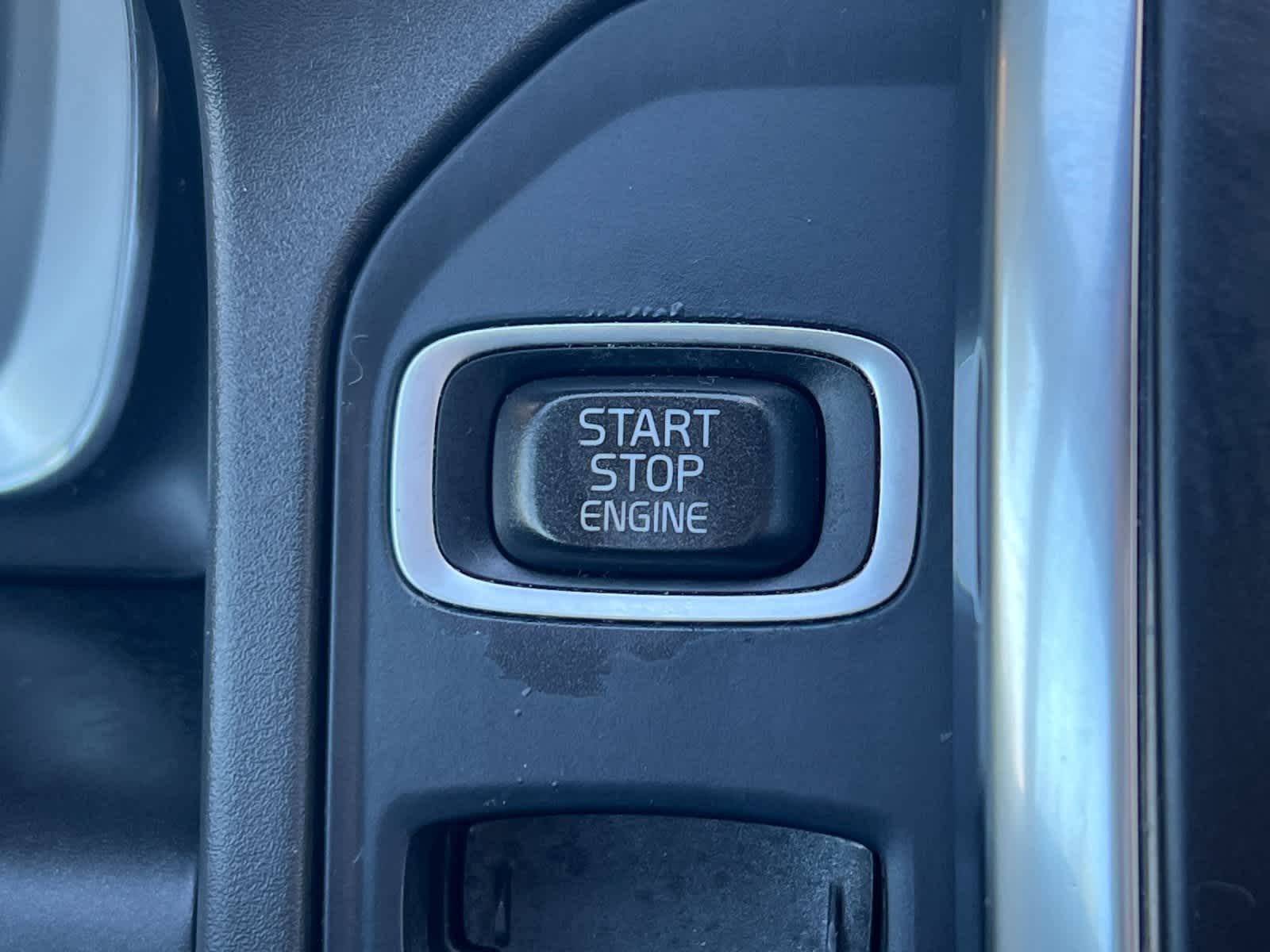 Thumbnail: 2017 Volvo XC60 - 24