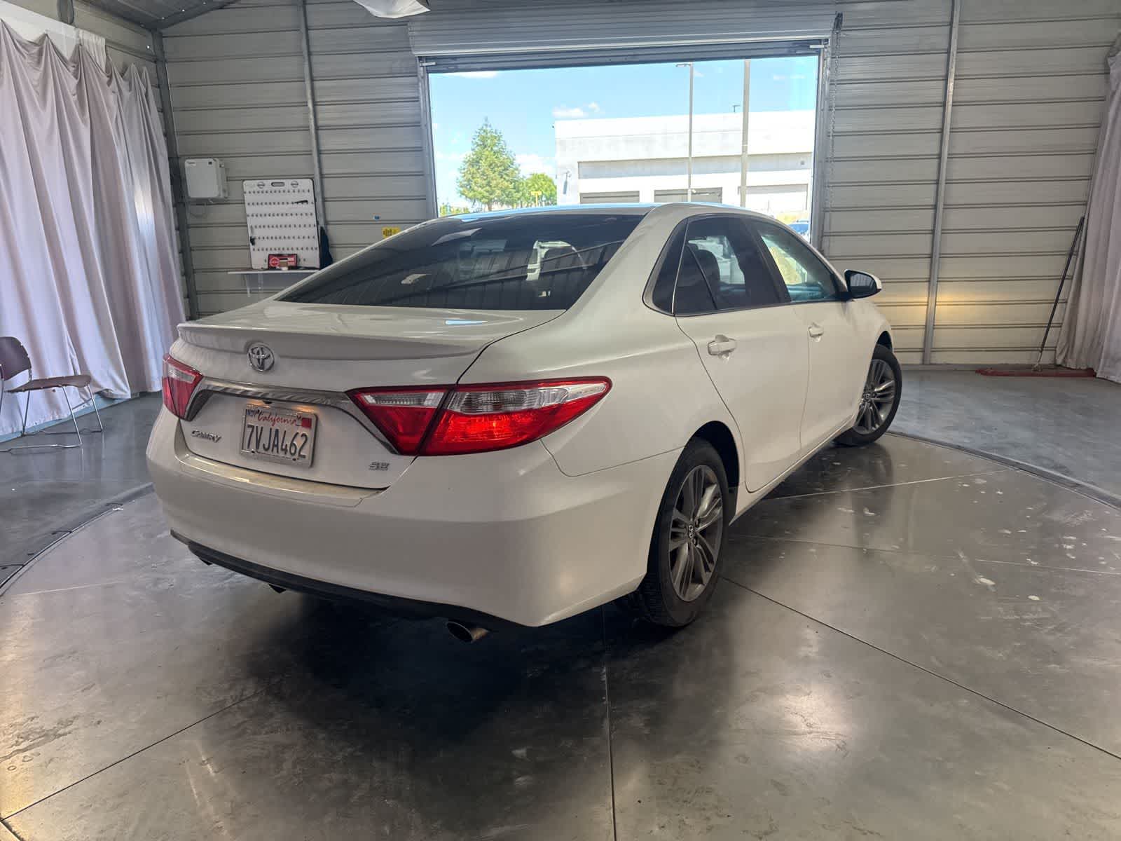 2017 Toyota Camry SE photo 4