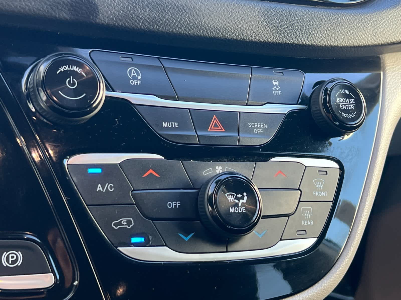 Thumbnail: 2023 Chrysler Voyager - 21