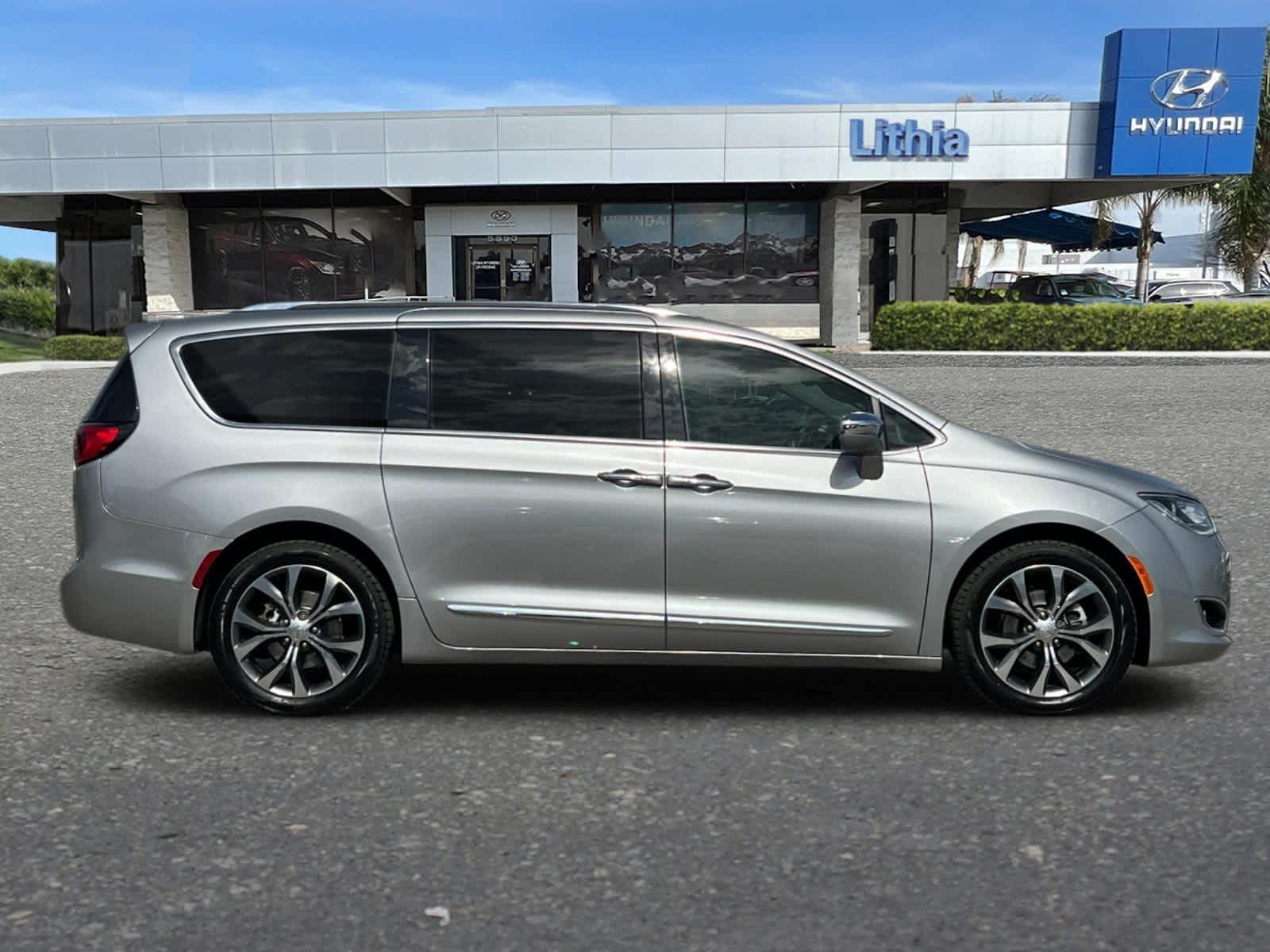 Thumbnail: 2017 Chrysler Pacifica - 8