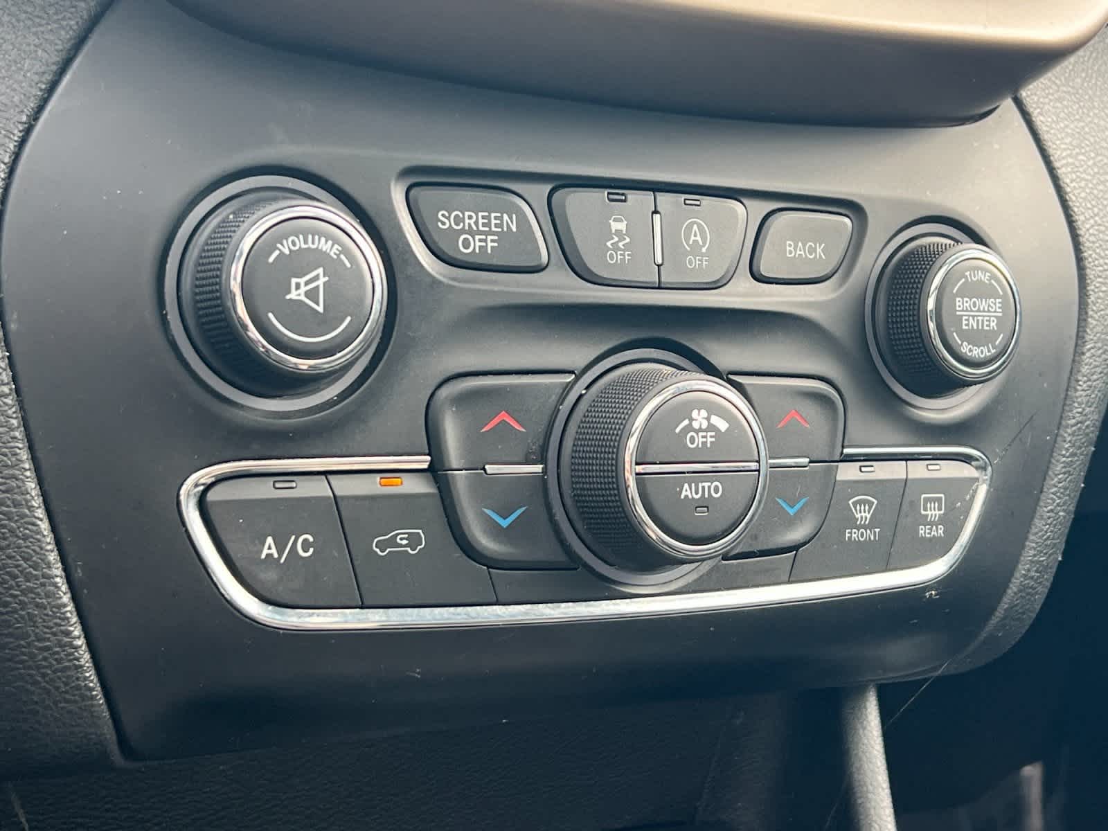 Thumbnail: 2015 Jeep Cherokee - 21