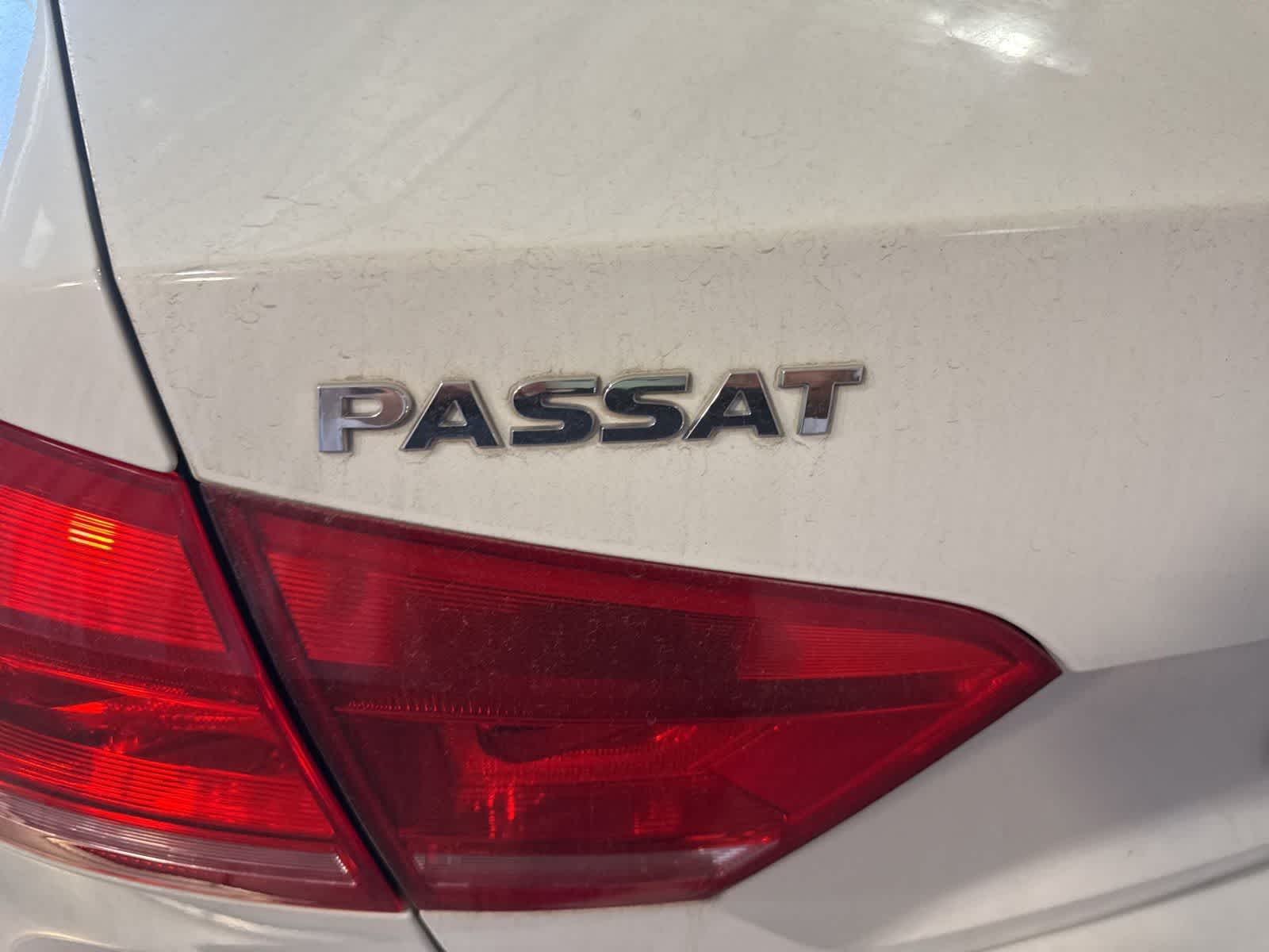 Thumbnail: 2012 Volkswagen Passat - 12
