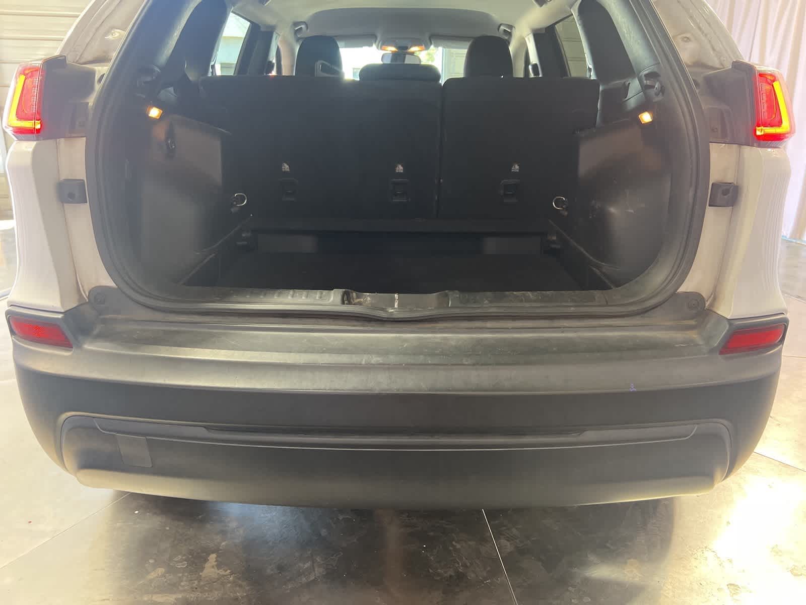 Thumbnail: 2019 Jeep Cherokee - 13